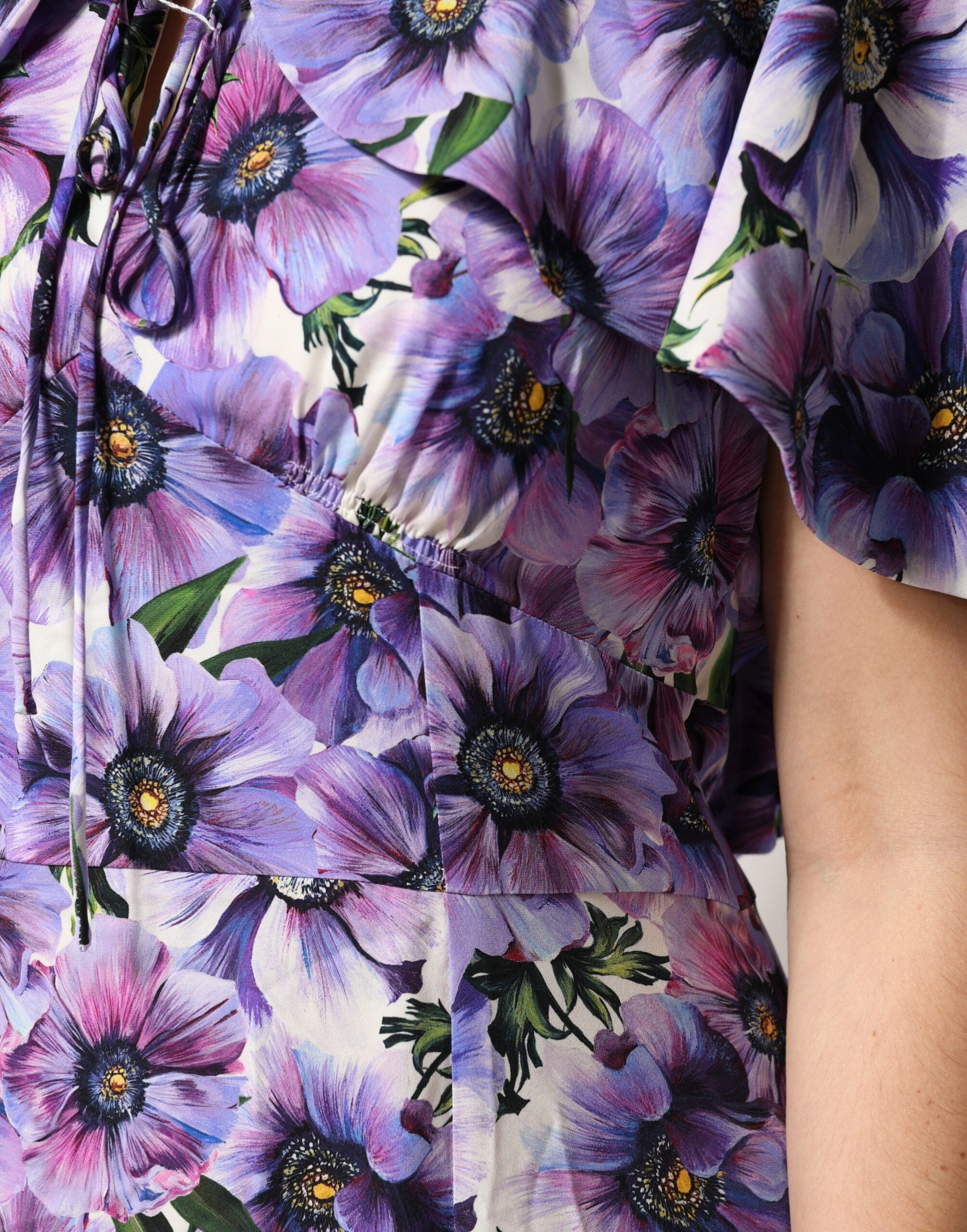 Dolce & Gabbana Elegantes bodenlanges Kleid aus violett-blumenbedecktem Stretch-Seidenstoff