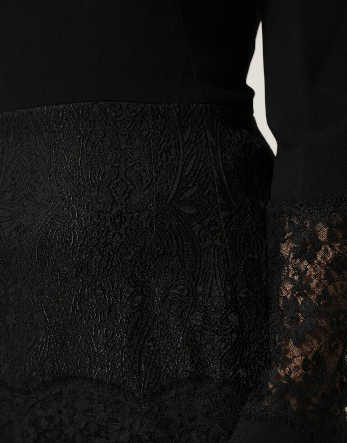 Dolce & Gabbana Schwarzes Spitzenkleid mit transparenten Einsätzen, Midi-Länge, langen Ärmeln