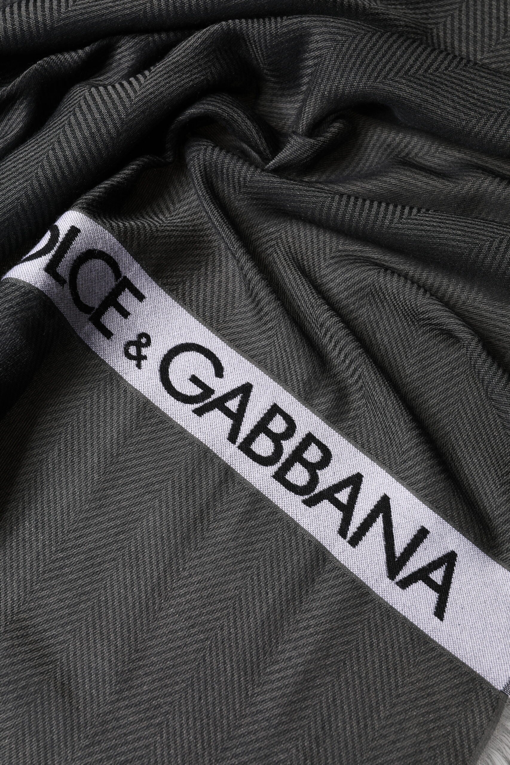 Dolce & Gabbana Schwarzer Modal-Wärmeschal mit Fransen 140cm x 134cm Herrenschal