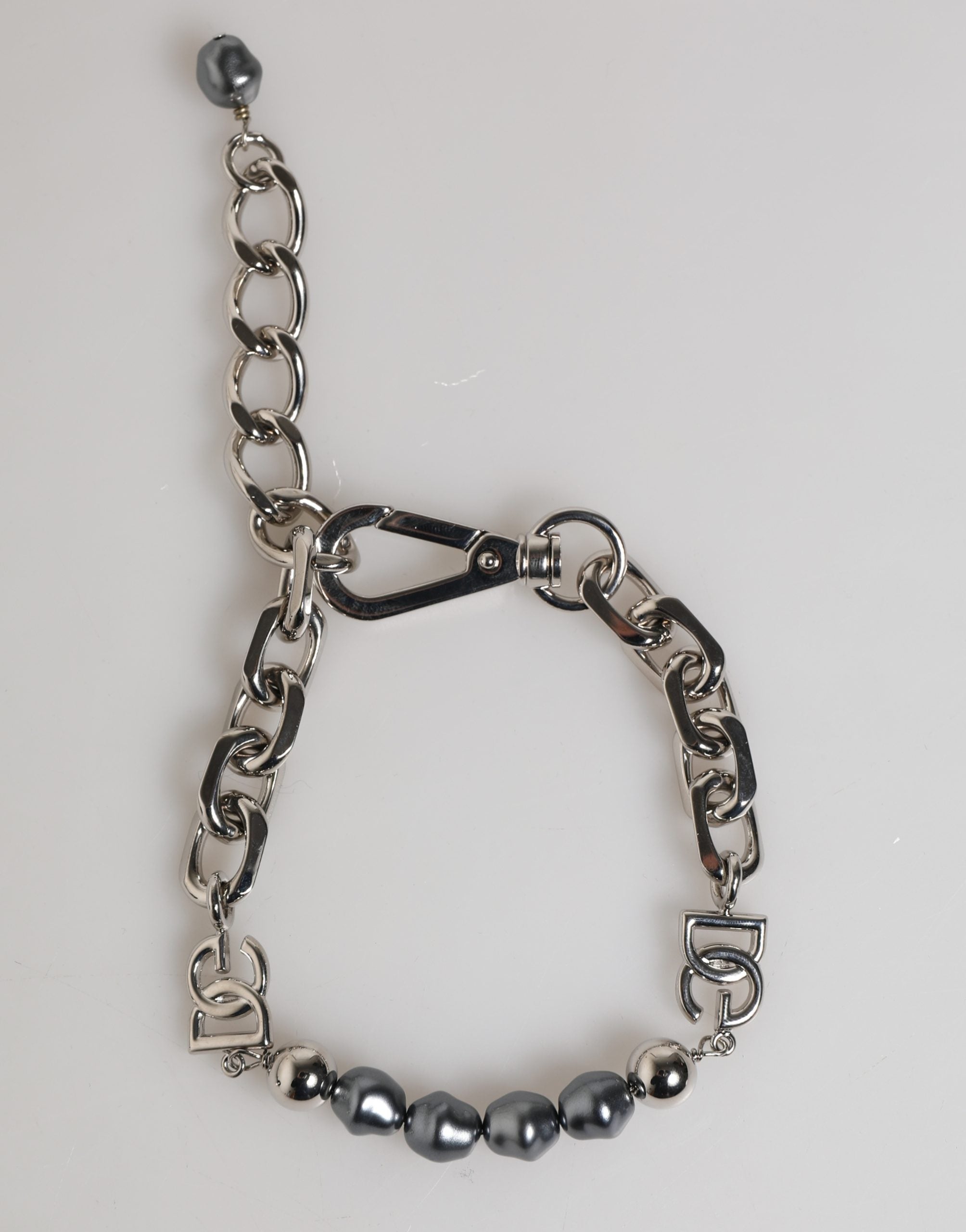 Dolce & Gabbana Armband mit silberfarbener Kette, Karabinerverschluss, Logo und grauen Perlen