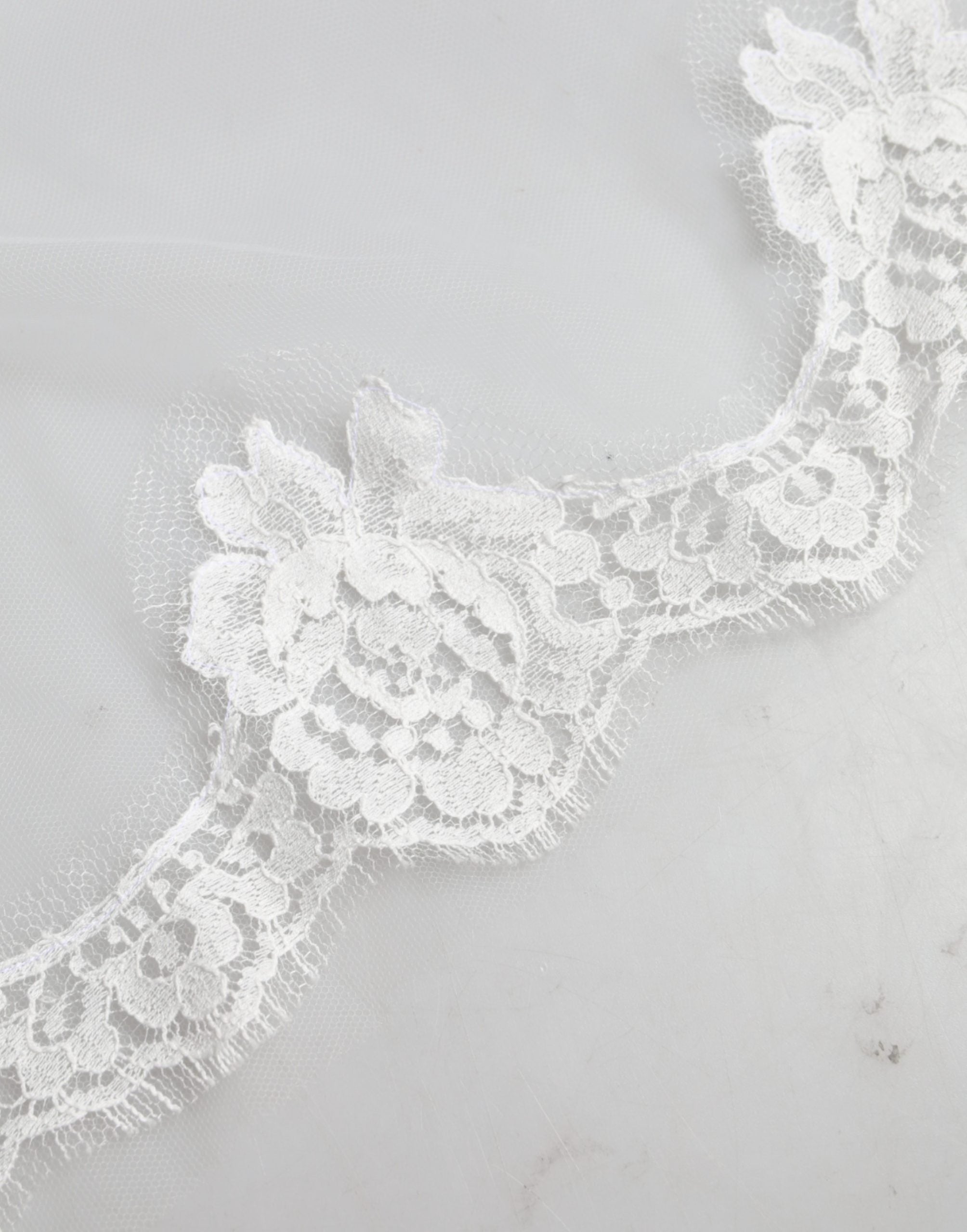 Dolce & Gabbana Schleier aus weißer floraler Spitze, Nylon, bodenlang, 3 m lang