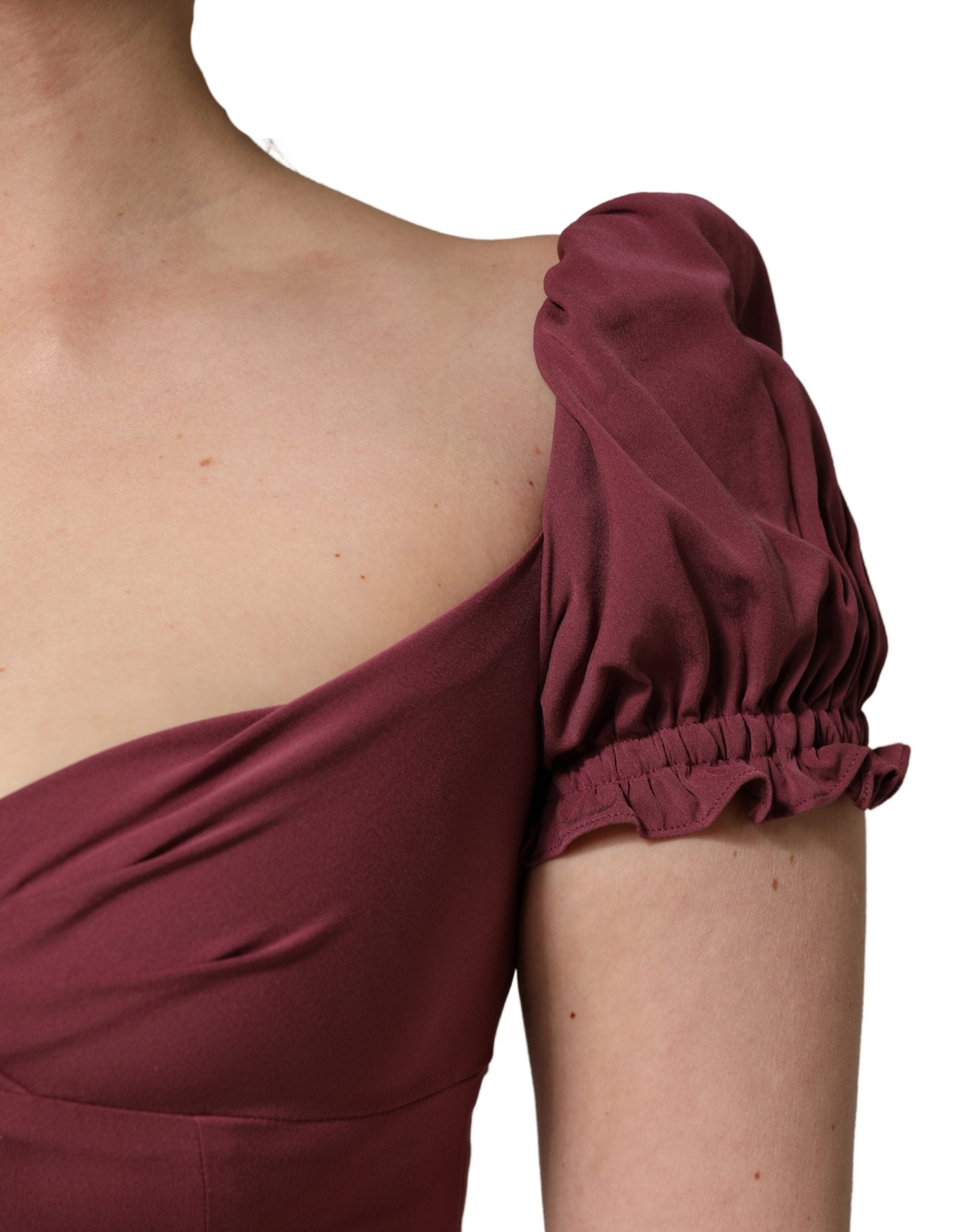 Dolce & Gabbana Maroonfarbenes Seidenkleid mit Herzausschnitt und Midi-Länge