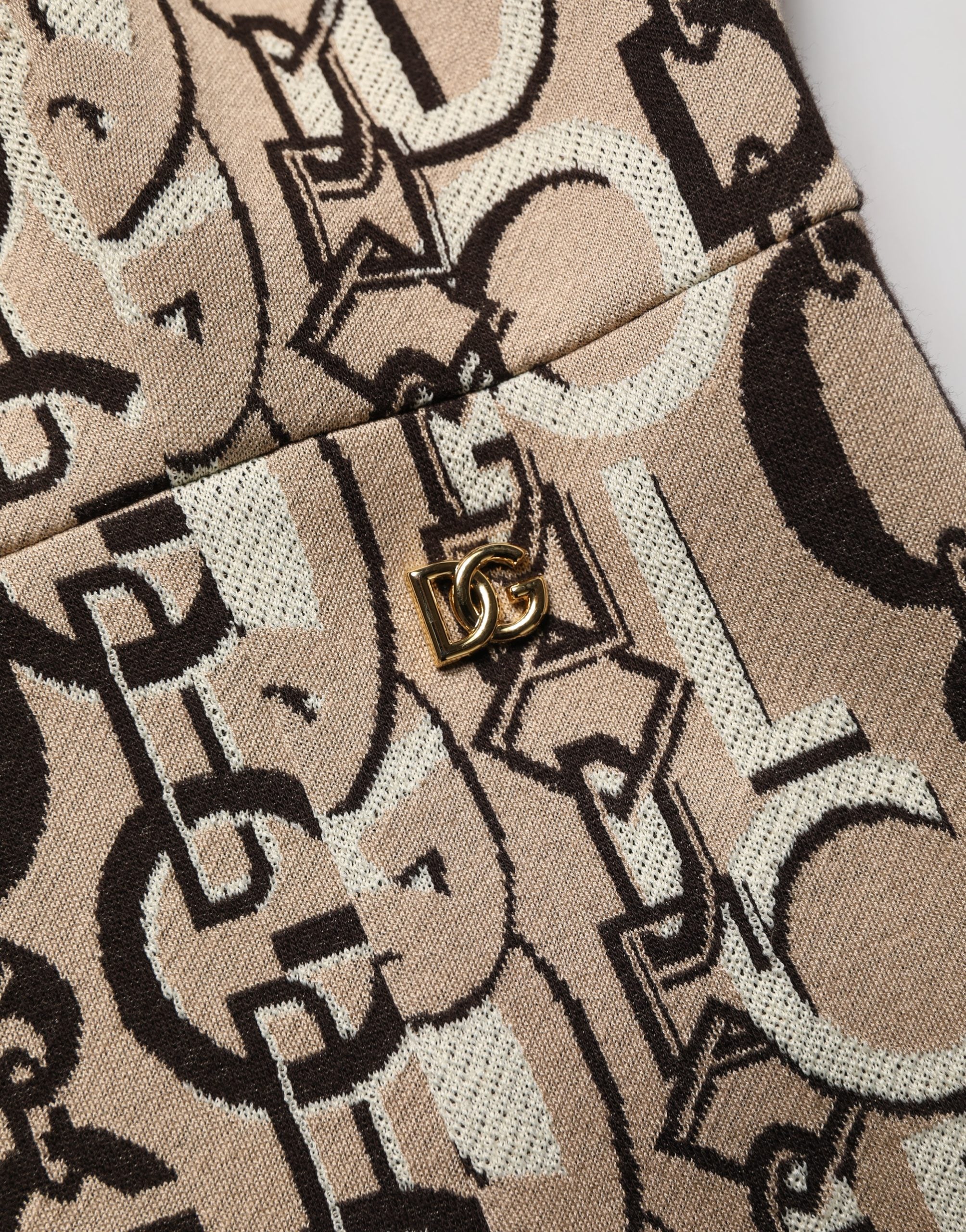 Dolce & Gabbana Braunes Etuikleid mit DG-Logo-Kette und kurzen Ärmeln