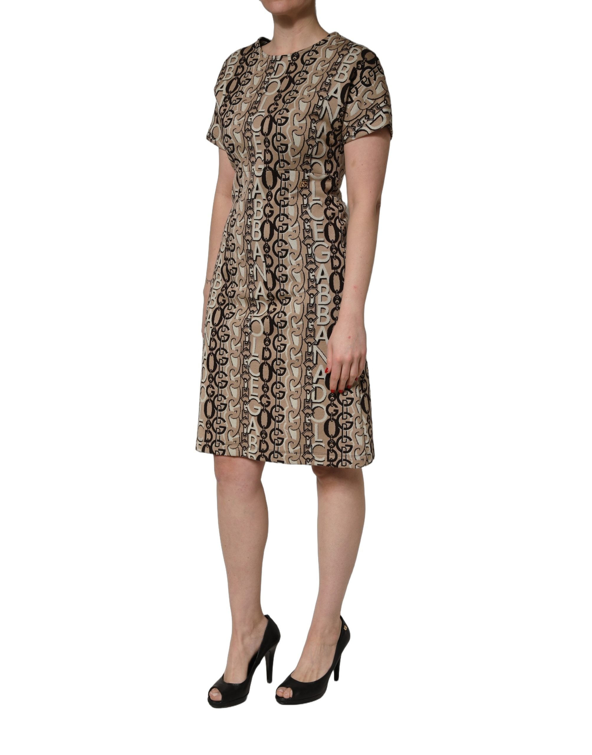 Dolce & Gabbana Braunes Etuikleid mit DG-Logo-Kette und kurzen Ärmeln
