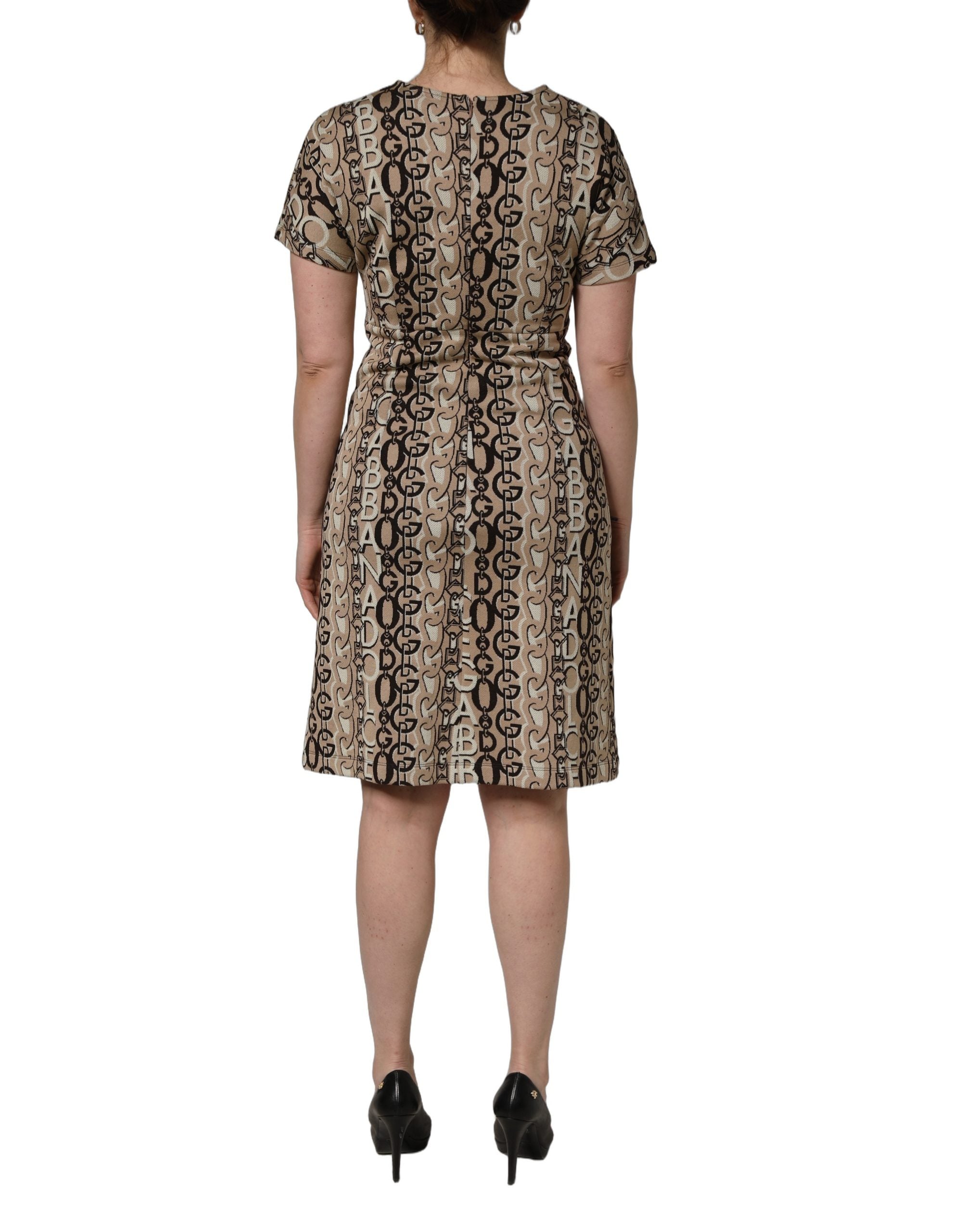 Dolce & Gabbana Braunes Etuikleid mit DG-Logo-Kette und kurzen Ärmeln
