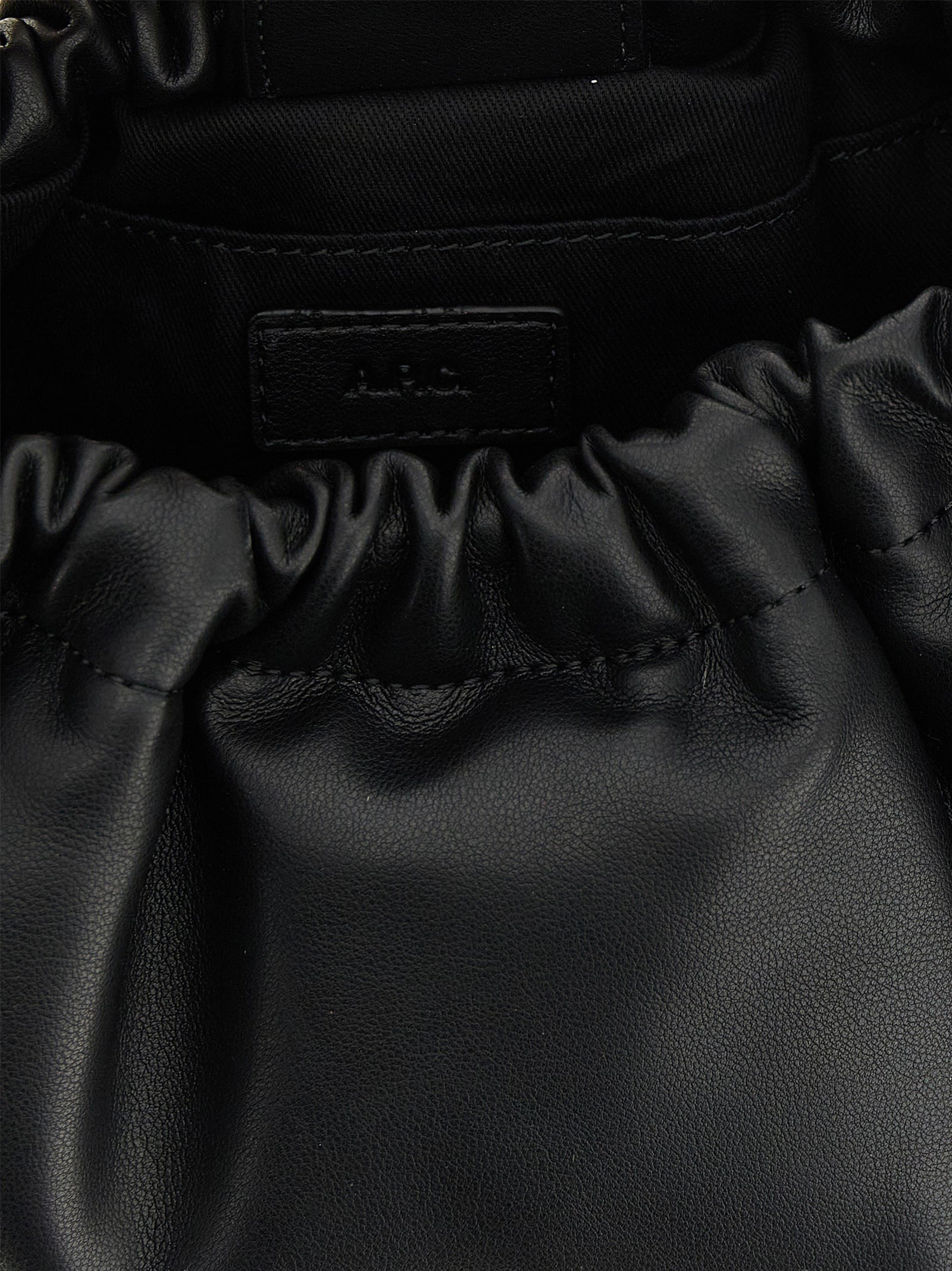 A.P.C. Schwarze Schultertasche aus Polyethylen