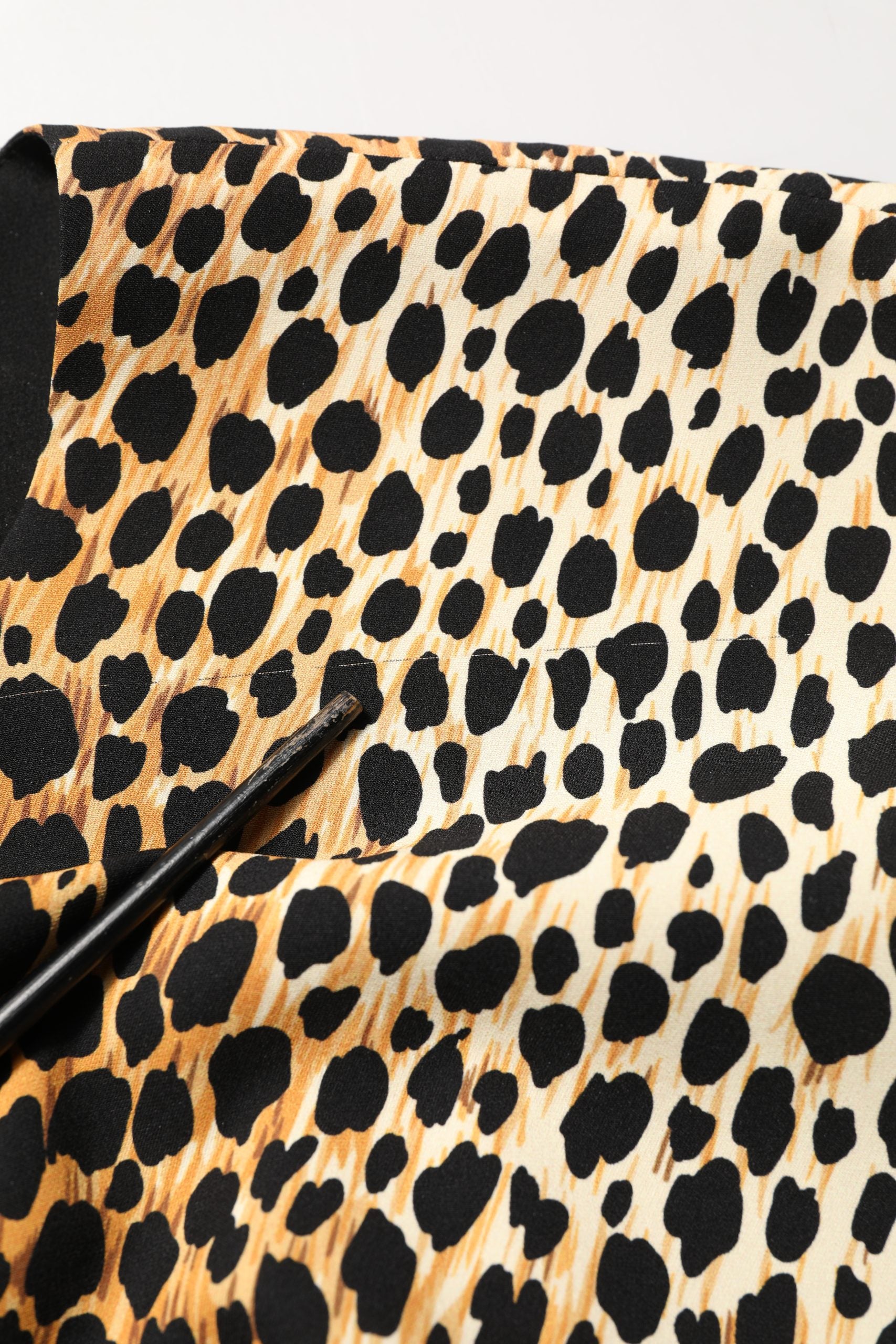Dolce & Gabbana Braunes Etuikleid aus Seide mit Leopardenmuster, Midi-Länge