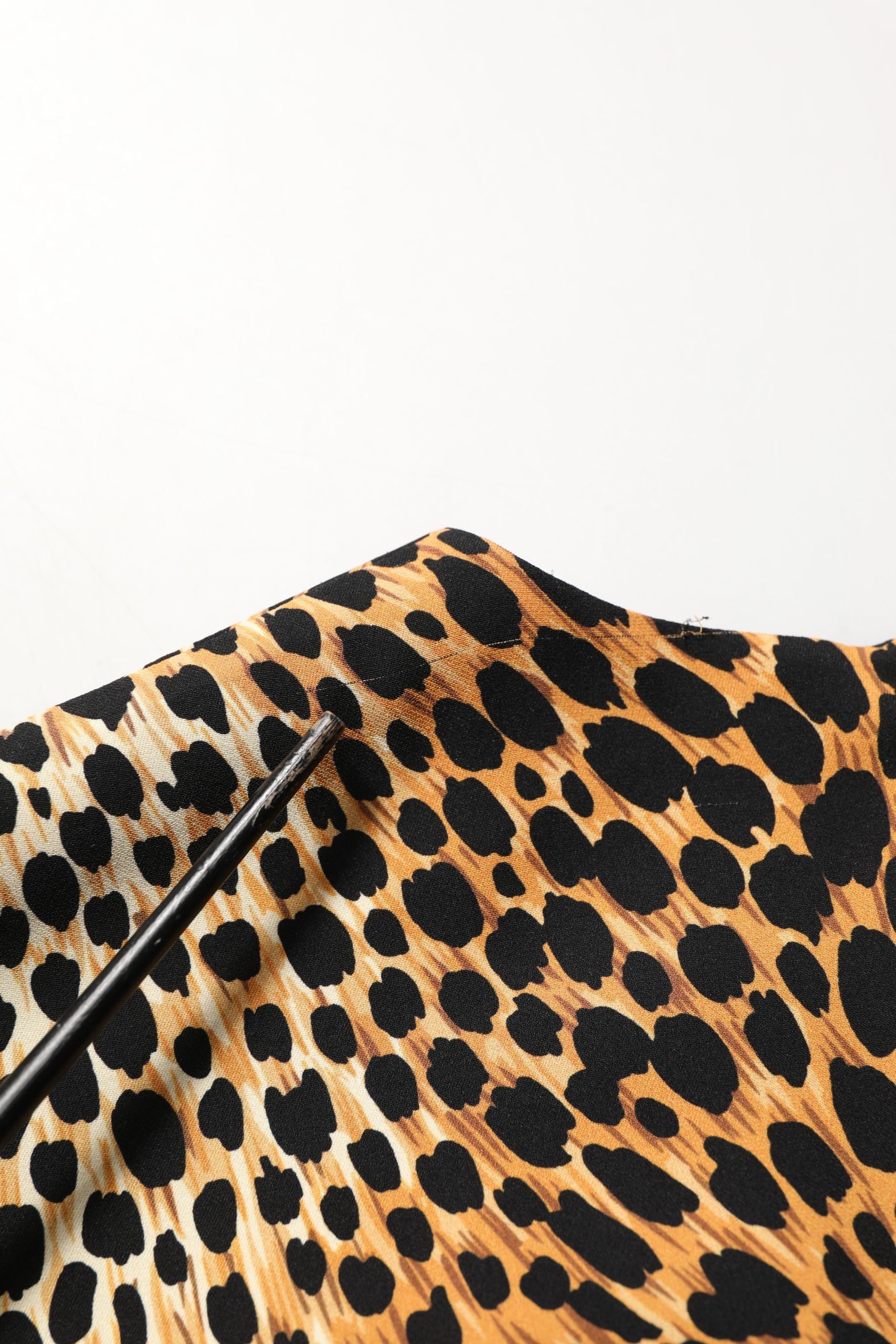 Dolce & Gabbana Braunes Etuikleid aus Seide mit Leopardenmuster, Midi-Länge