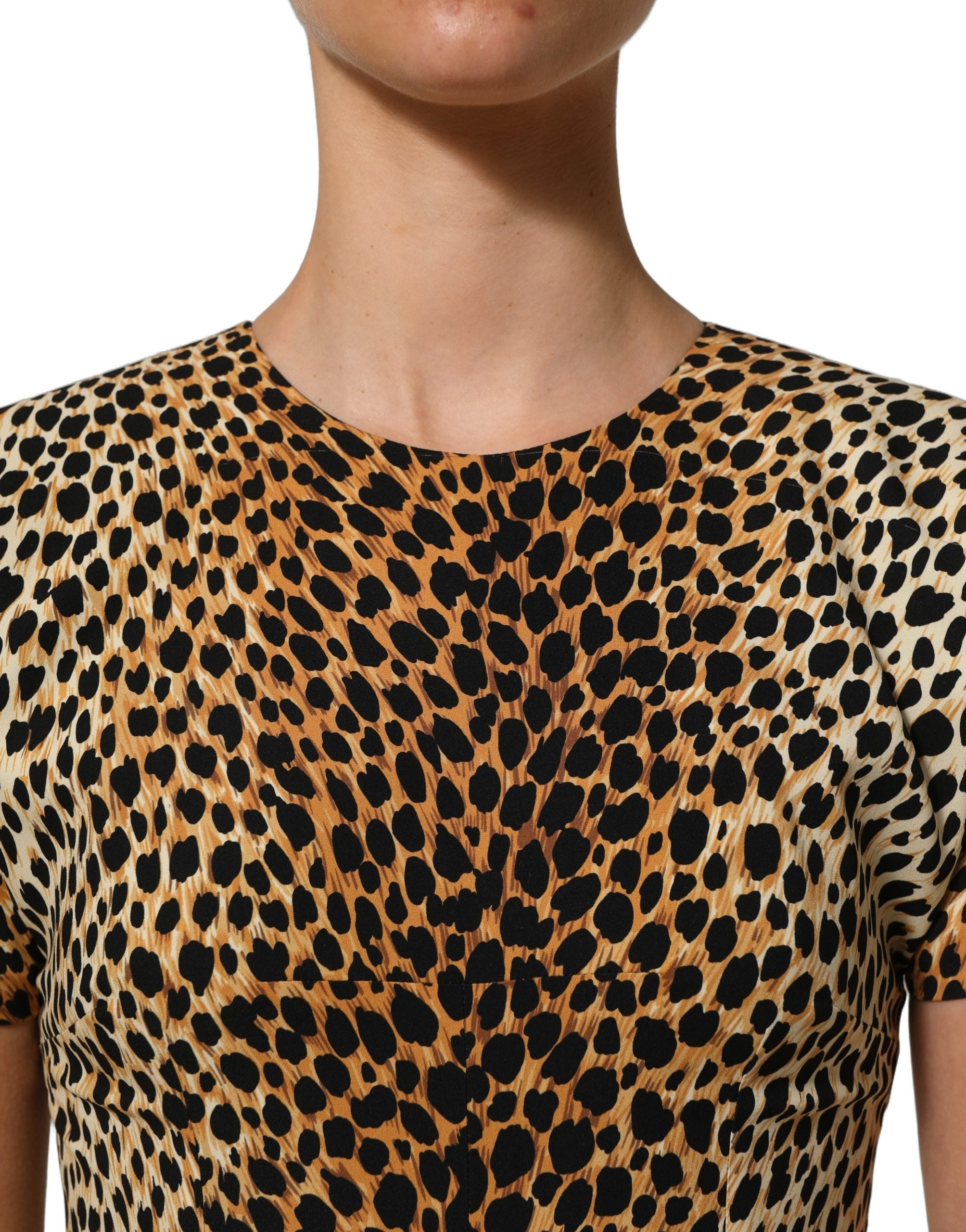 Dolce & Gabbana Braunes Etuikleid aus Seide mit Leopardenmuster, Midi-Länge