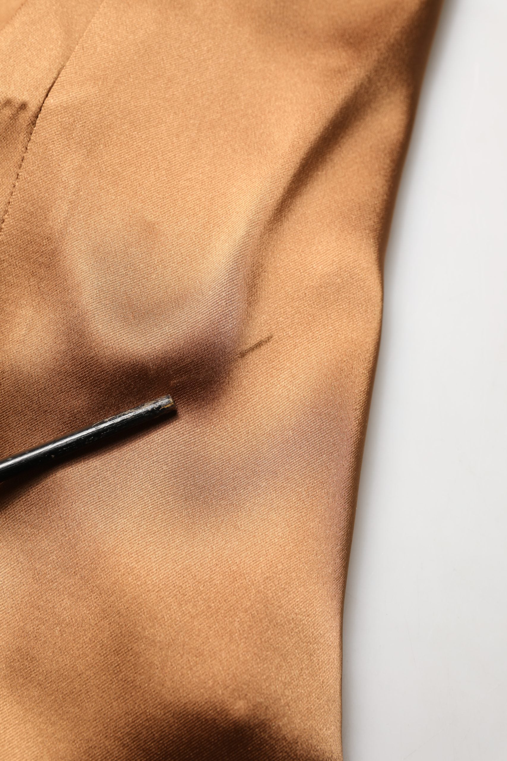Emporio Armani Braunes Wickelkleid aus Satin und Acetat, Etui-Silhouette, Mini-Länge, mit Gürtel