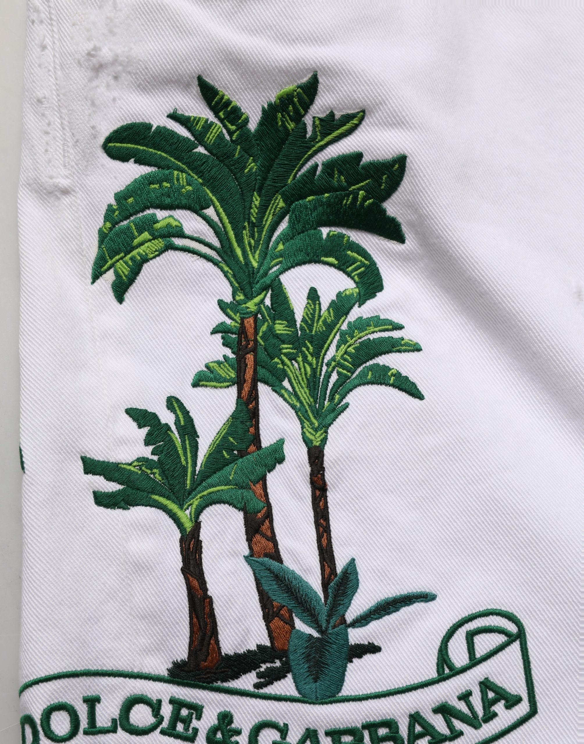 Dolce & Gabbana Weiße Bermuda-Shorts aus Denim mit Palmenstickerei