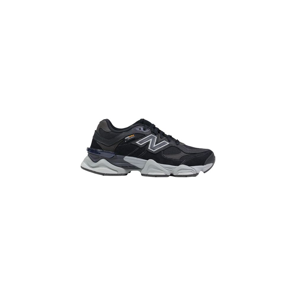 New Balance Schwarze Wildleder-Sneaker mit klobiger Sohle