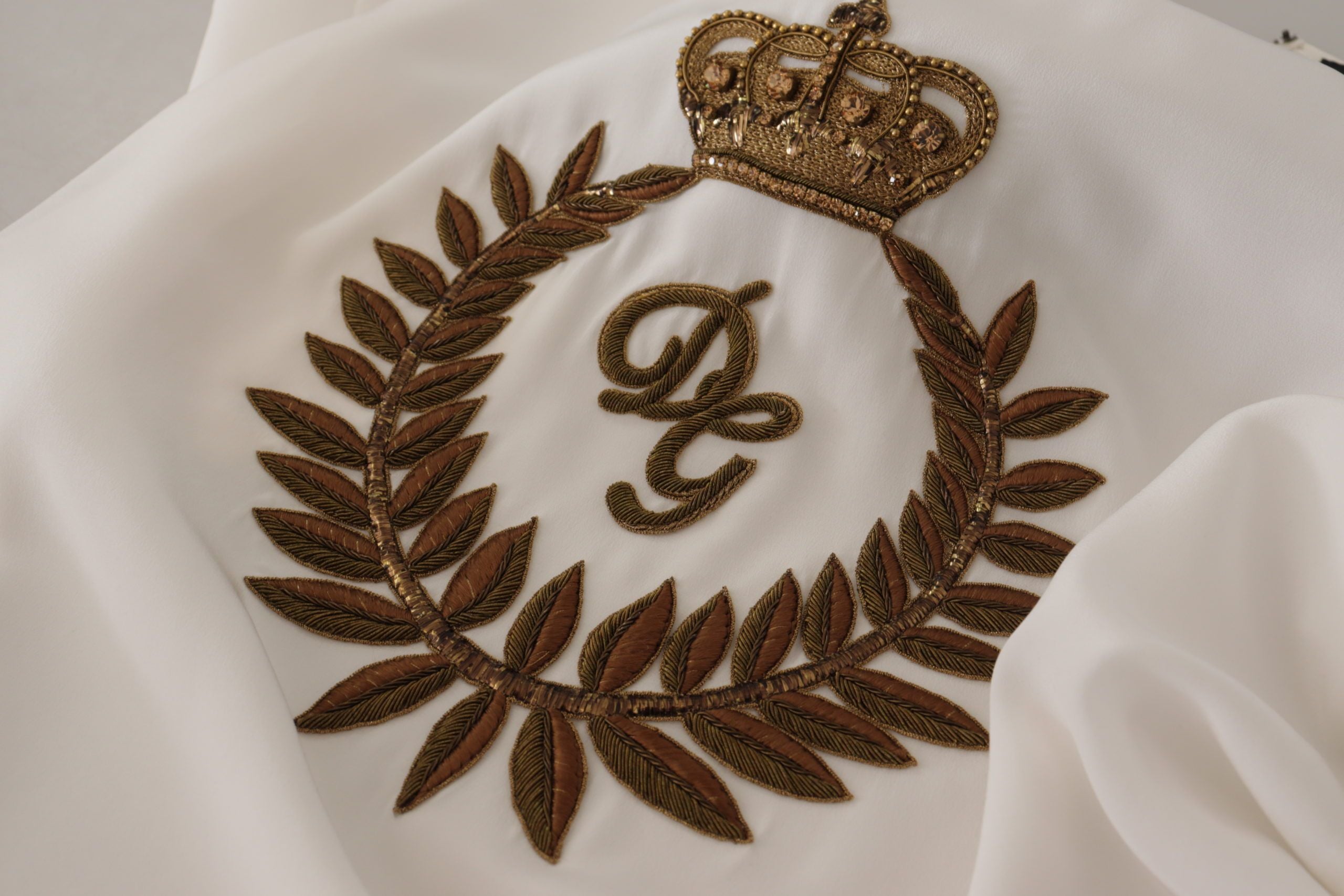 Dolce & Gabbana Weißes Seiden-Gold-DG-Kronenkristall-Blusentop