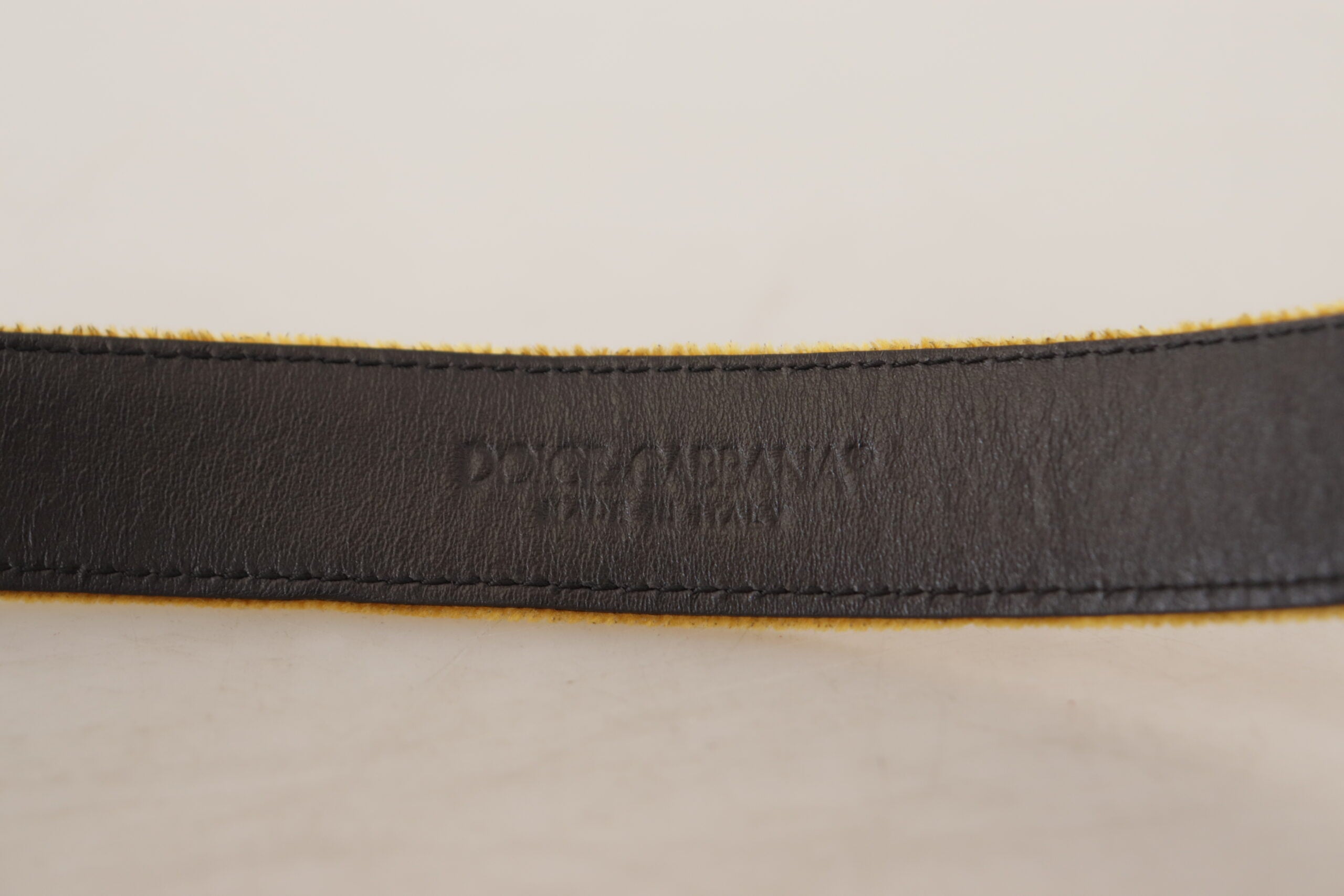 Dolce & Gabbana Senfgelber Samtgürtel mit eingraviertem Logo und Metallschnalle