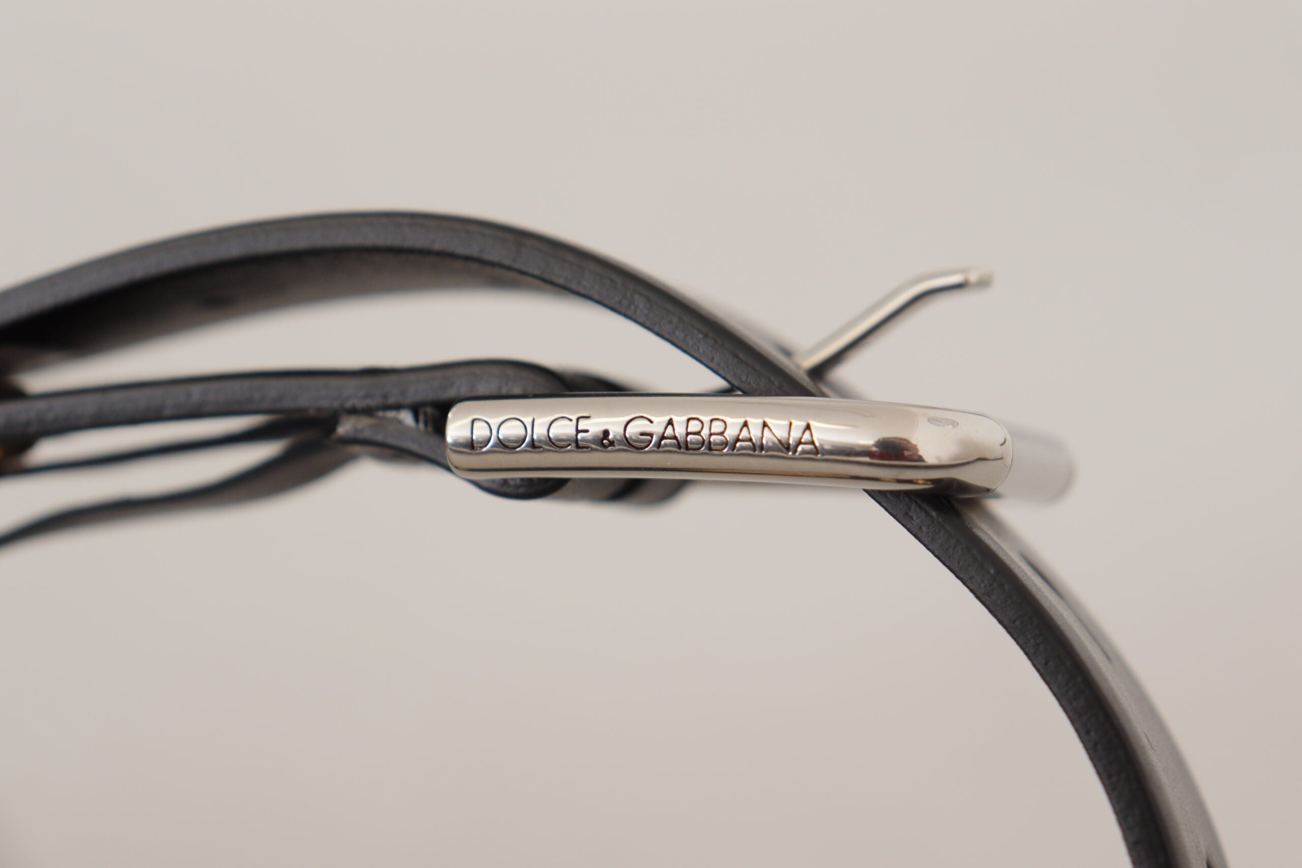 Dolce & Gabbana Schwarzer Leder Ösengürtel mit silberfarbener Metallschnalle