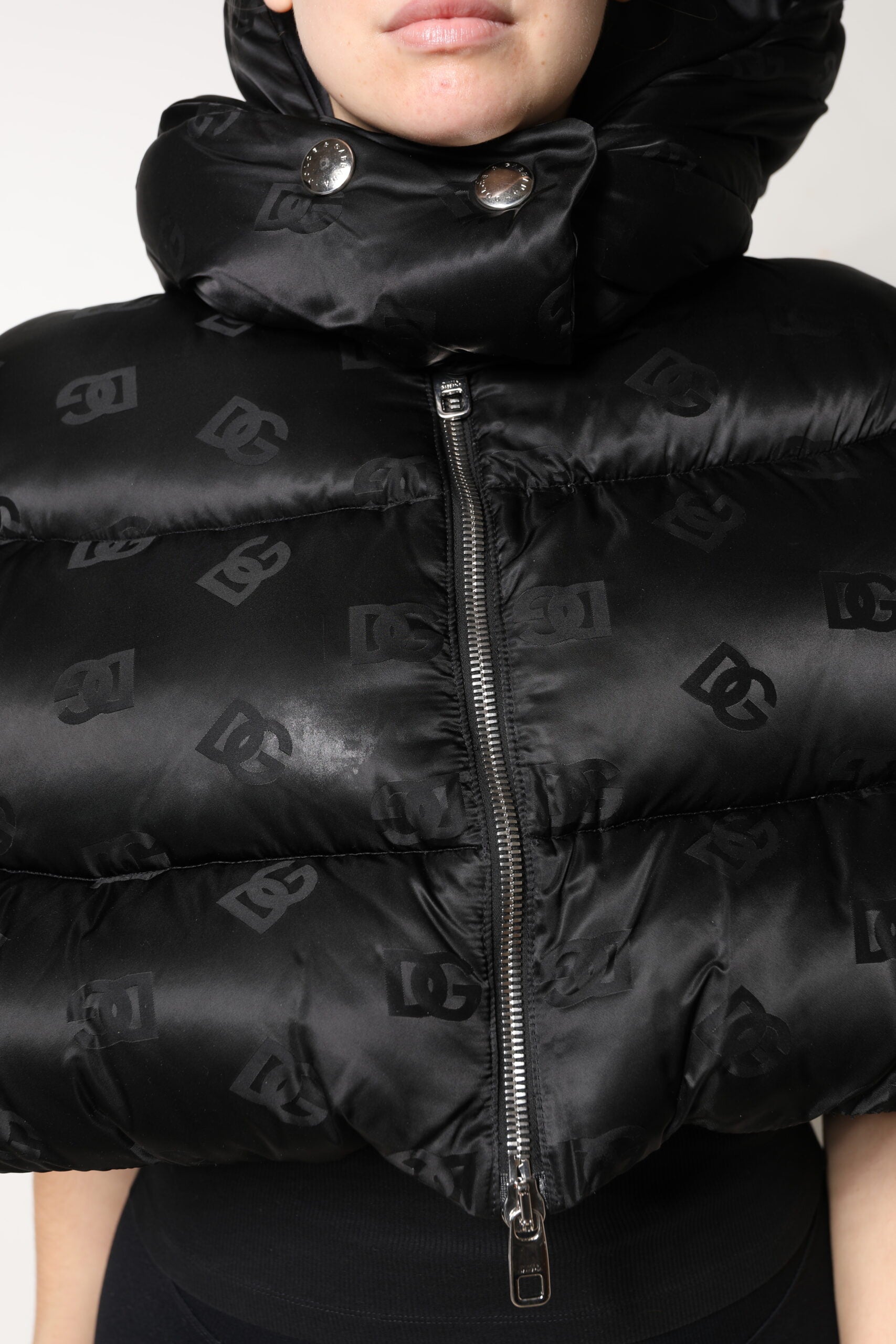 Dolce & Gabbana Schwarze gepolsterte Kapuzenjacke mit durchgehendem Reißverschluss und Cropped Jacket