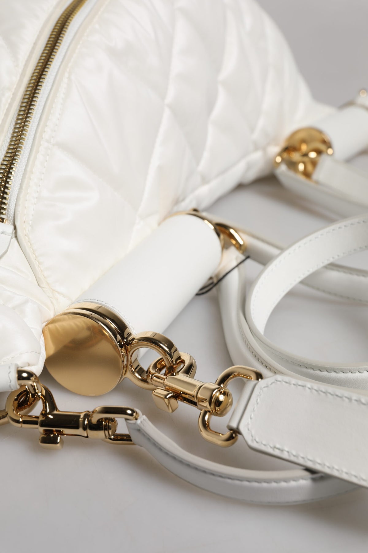 Dolce & Gabbana Weiße gesteppte Logo-Plakette Gürtel Taille Gürteltasche