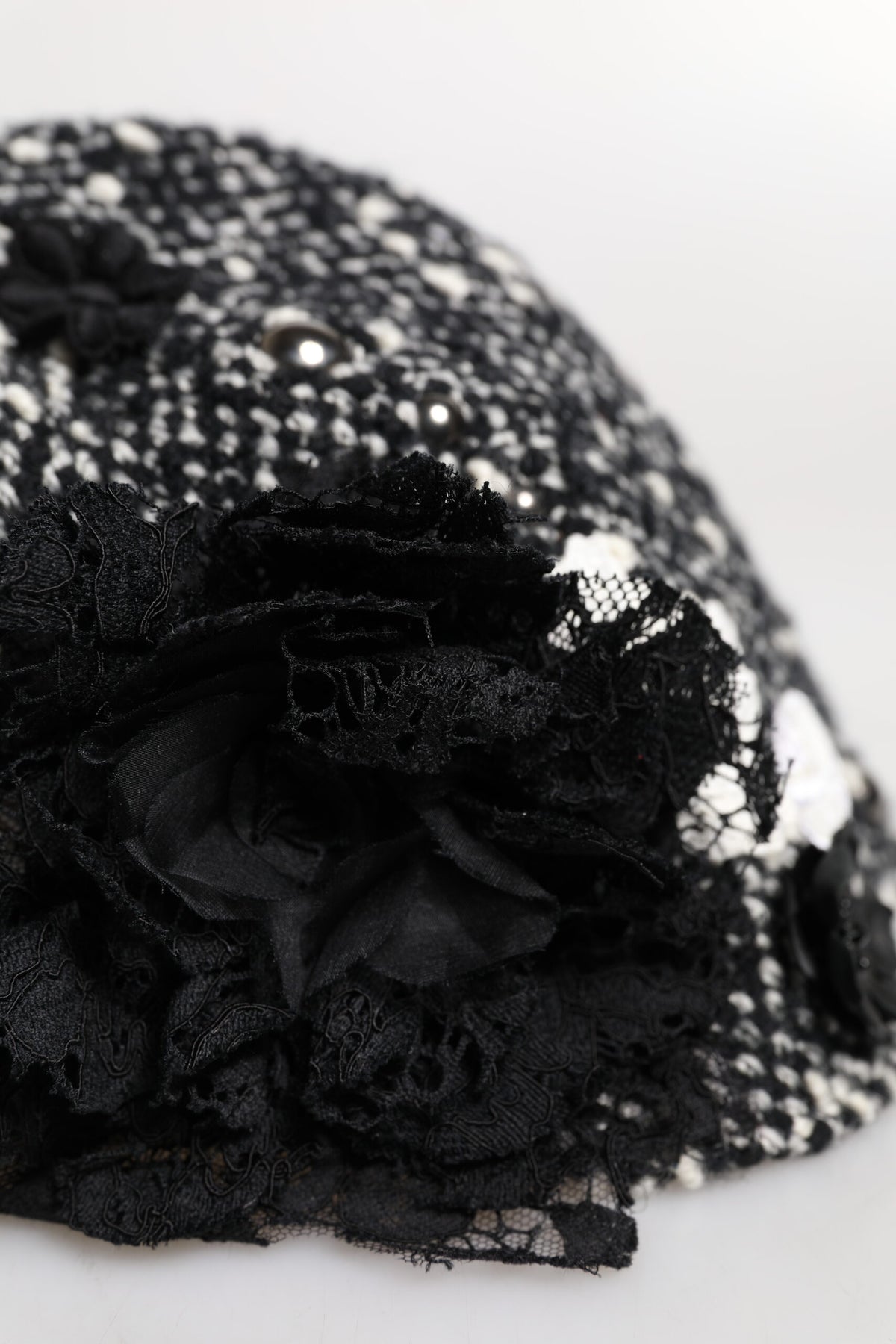 Dolce & Gabbana Cloche-Hut aus schwarzer Wolle mit weißer Blumenverzierung
