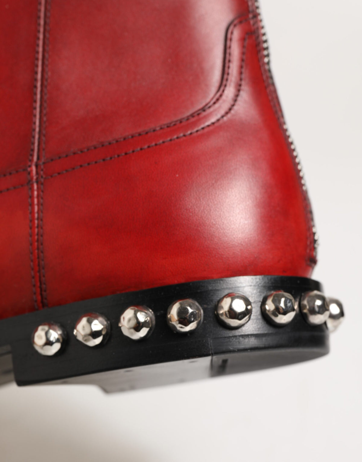 Dolce & Gabbana Rote beschlagene kurze Chelsea-Stiefel Schuhe