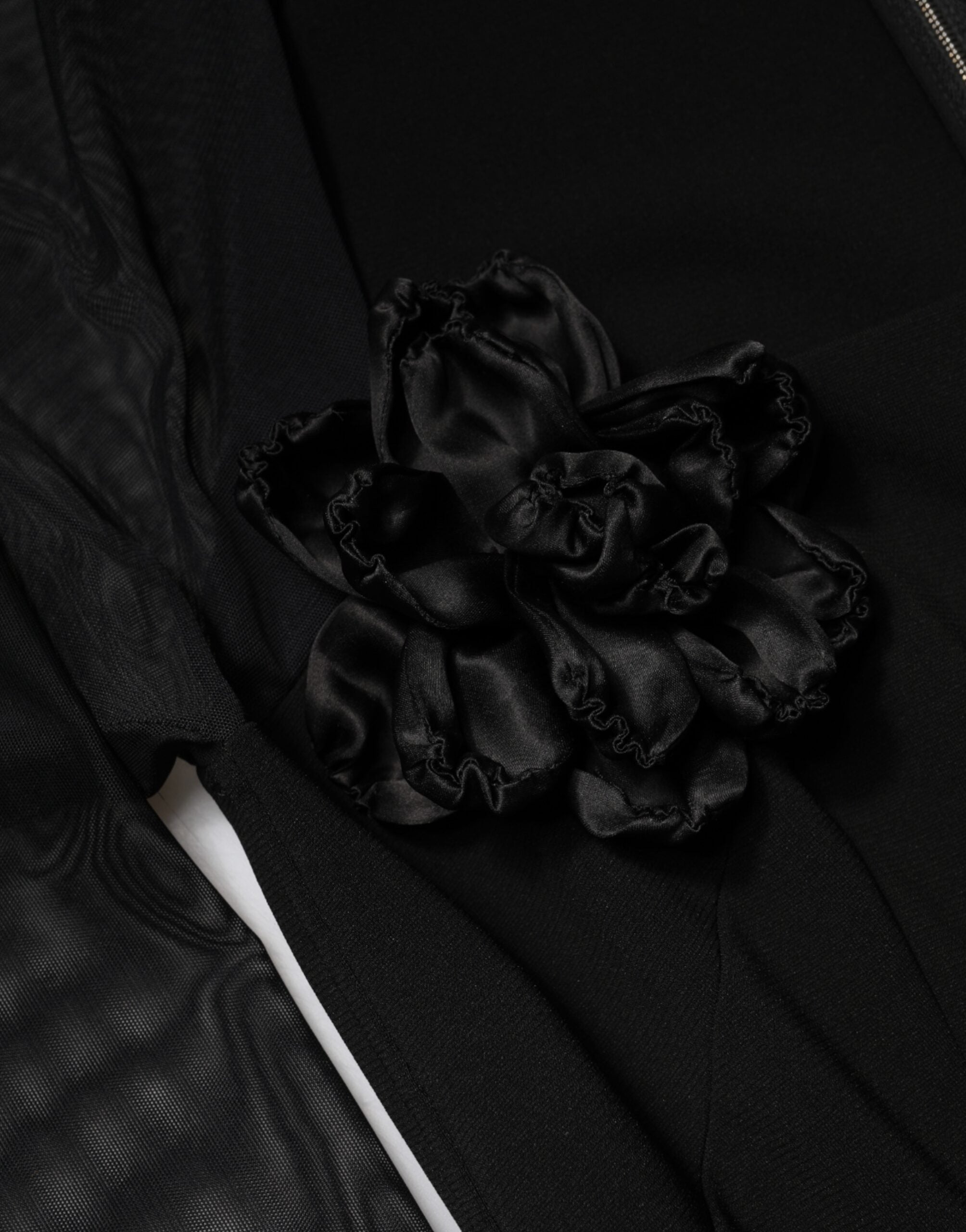 Dolce & Gabbana Schwarzes Etuikleid in Midi-Länge mit transparentem Einsatz und Rosetten-Applikation