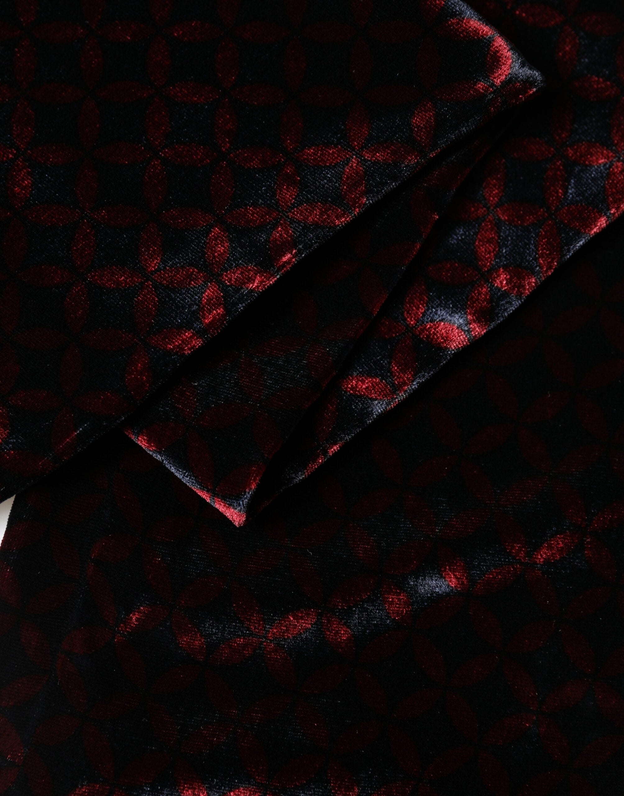 Dolce & Gabbana Schwarzer Roter Rayon Geometrisches Muster Fransen 140cm X 16cm Schal