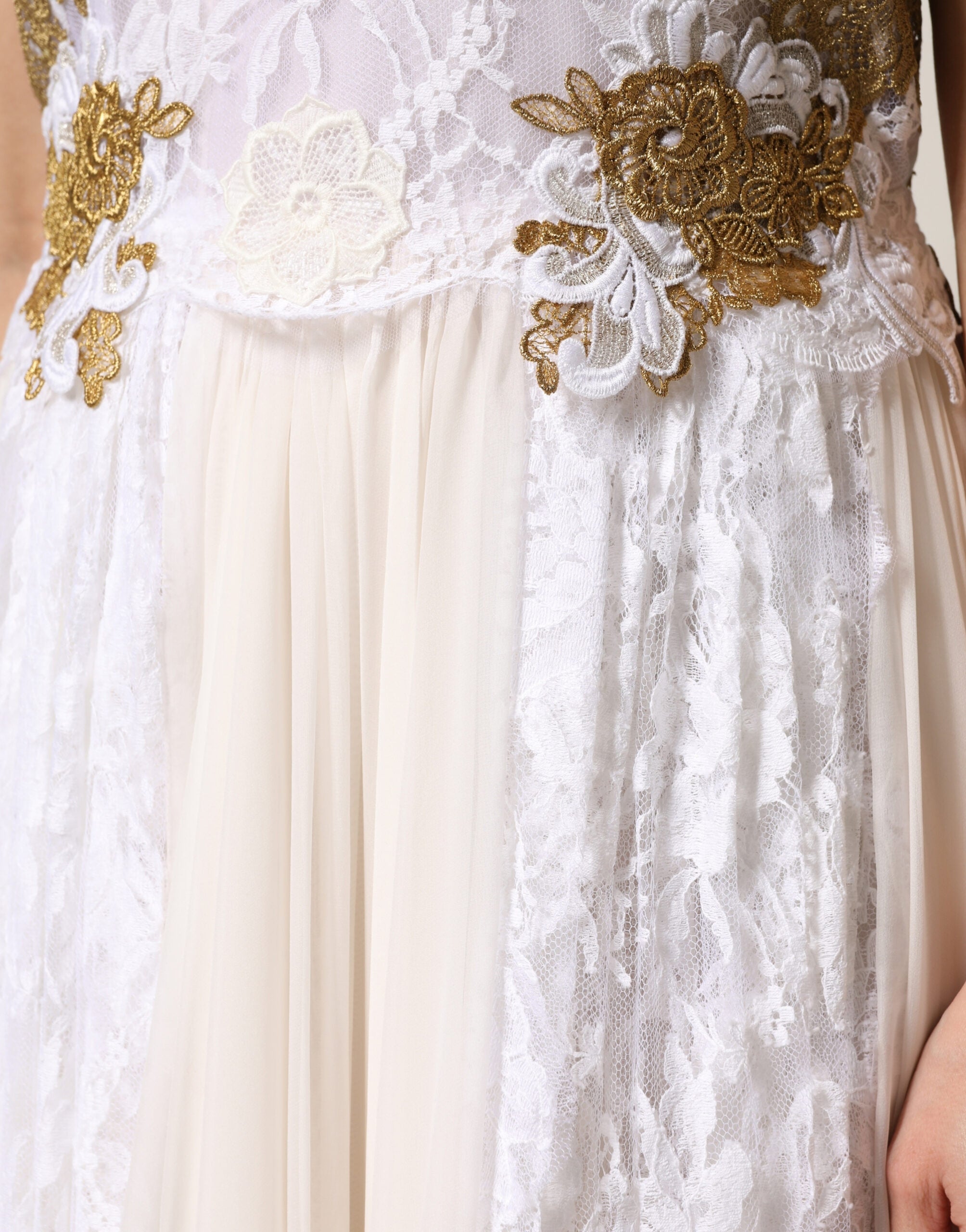 Dolce & Gabbana Elfenbeinfarbenes Seidenkleid mit Spitze und Verzierungen, ärmellos