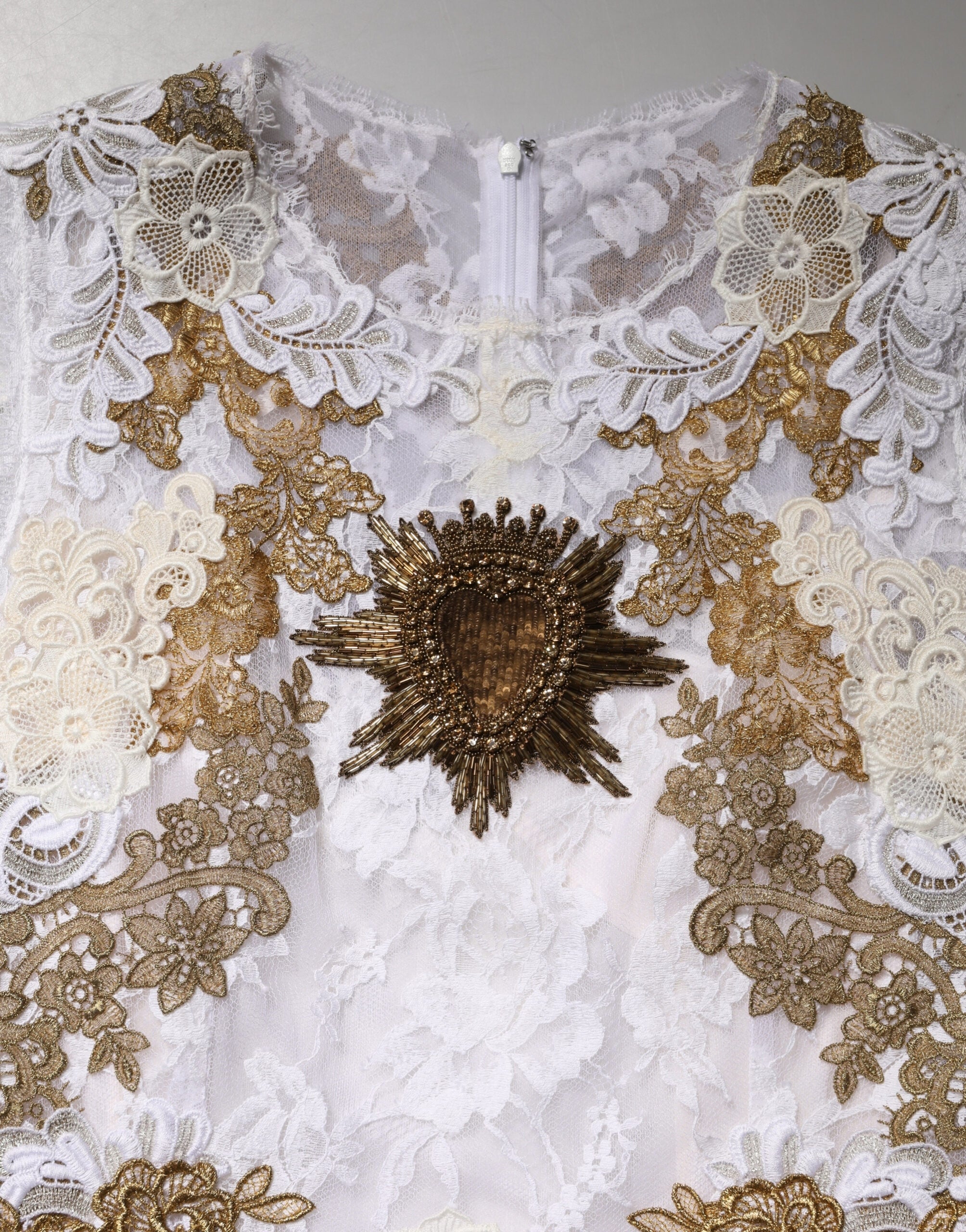 Dolce & Gabbana Elfenbeinfarbenes Seidenkleid mit Spitze und Verzierungen, ärmellos