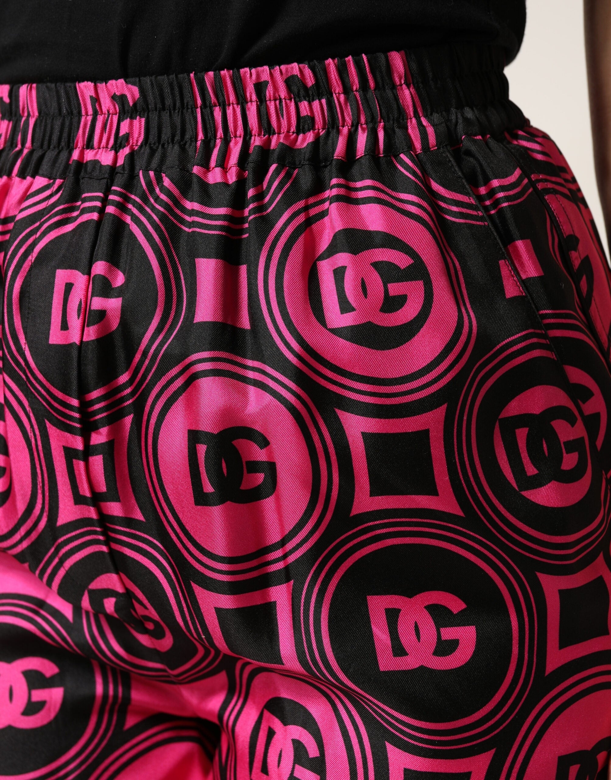 Dolce & Gabbana Schwarze Fuchsia-Seiden-Shorts mit Logo-Bund