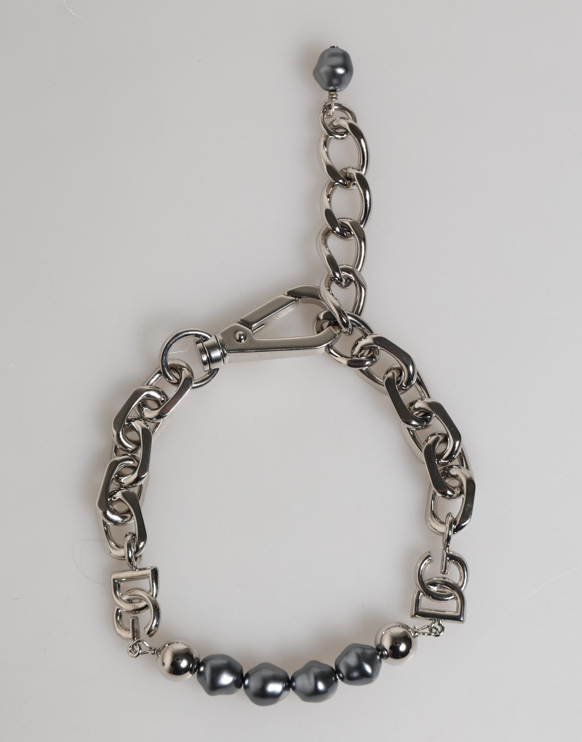 Dolce & Gabbana Armband mit silberfarbener Kette, Karabinerverschluss, Logo und grauen Perlen