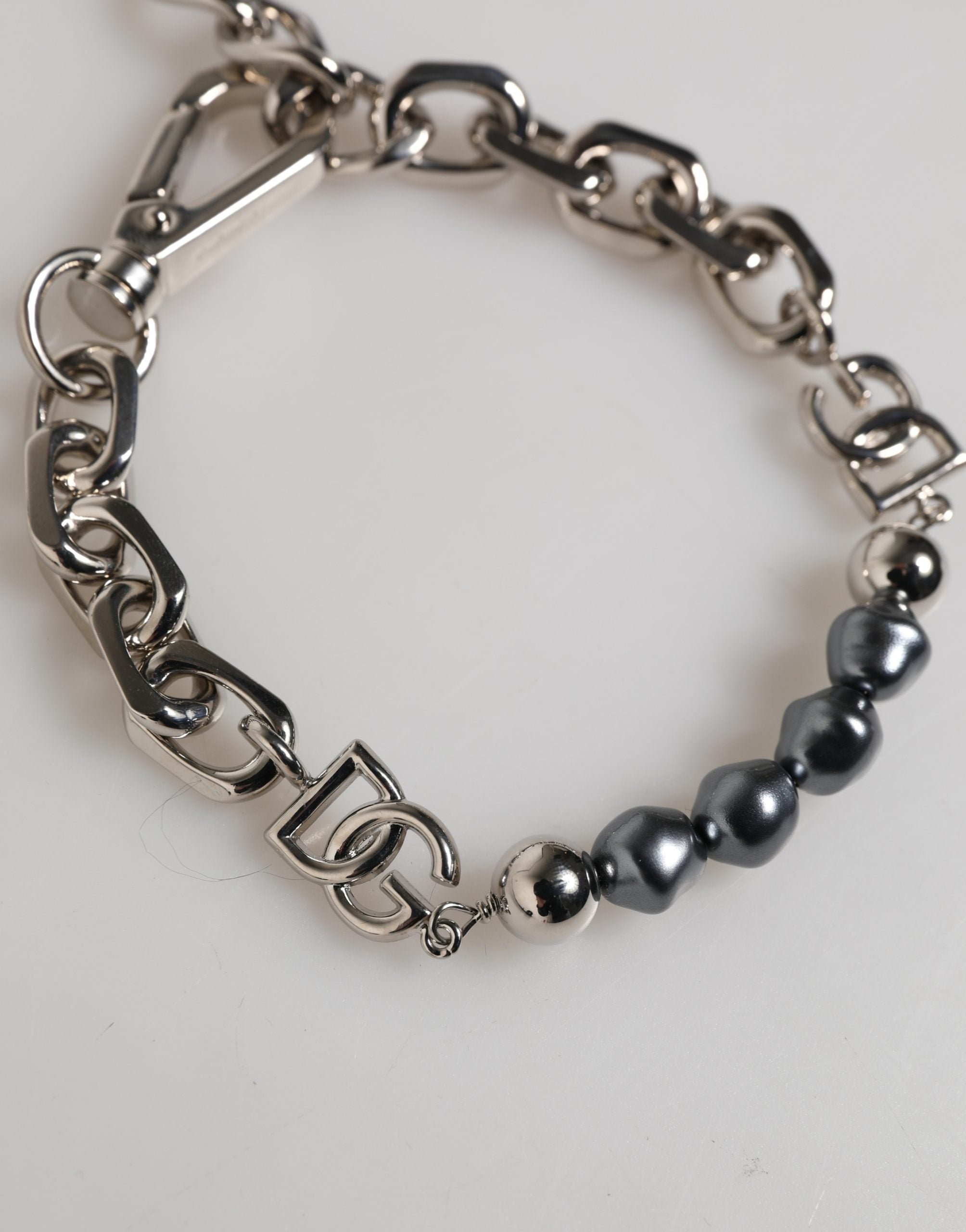 Dolce & Gabbana Armband mit silberfarbener Kette, Karabinerverschluss, Logo und grauen Perlen