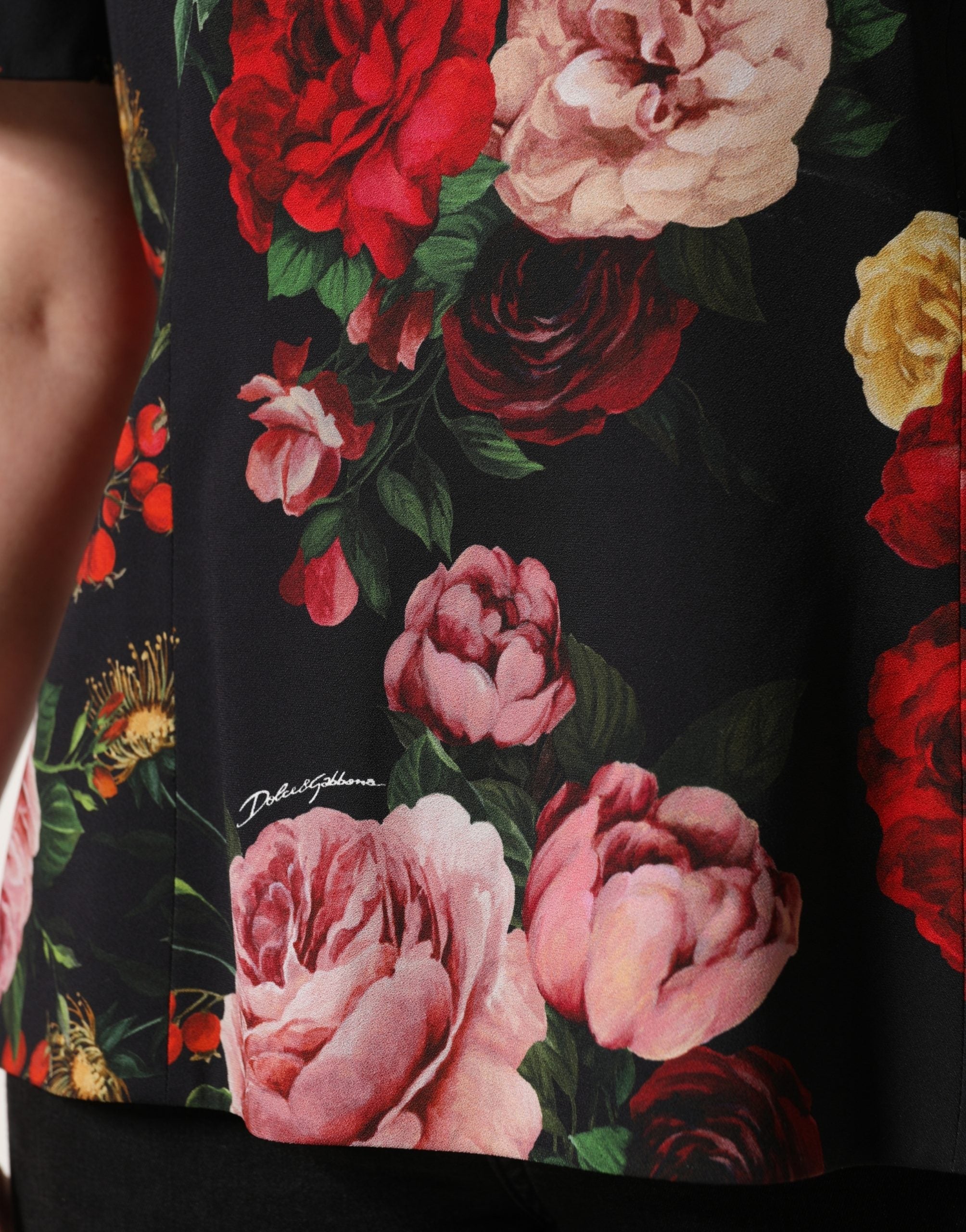 Dolce & Gabbana Schwarze Bluse aus Krepp mit Blumenprint und Rüschenbesatz