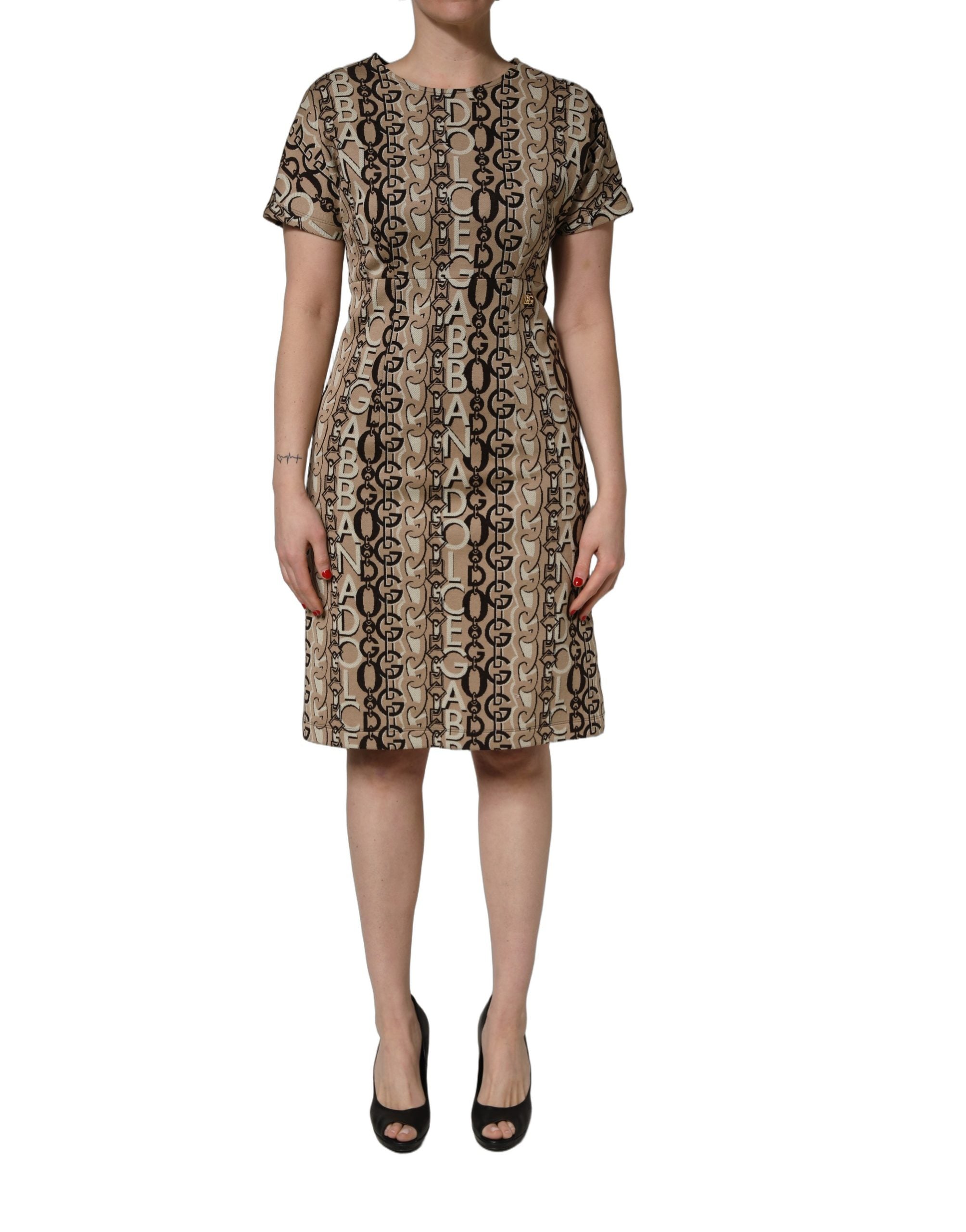 Dolce & Gabbana Braunes Etuikleid mit DG-Logo-Kette und kurzen Ärmeln