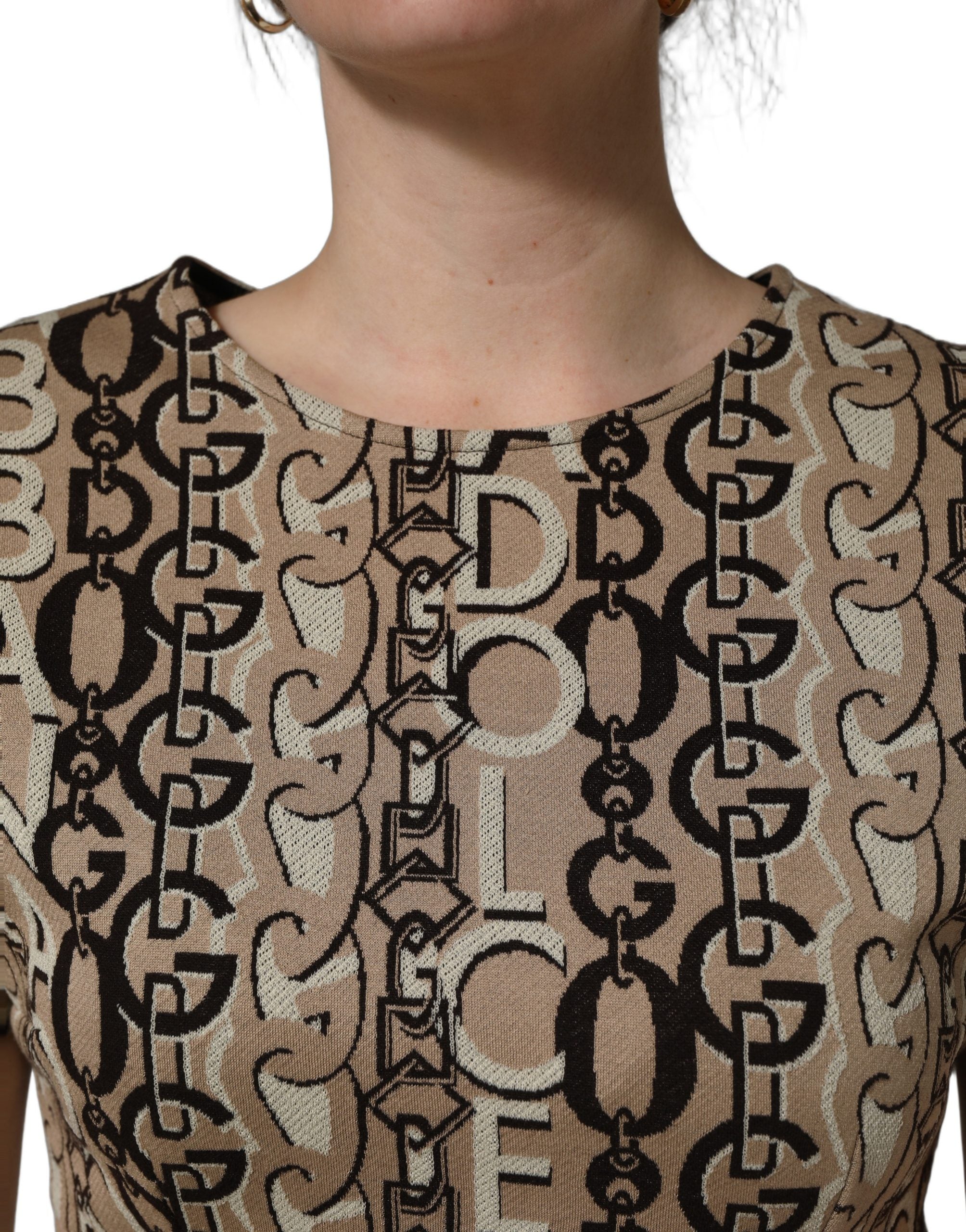 Dolce & Gabbana Braunes Etuikleid mit DG-Logo-Kette und kurzen Ärmeln