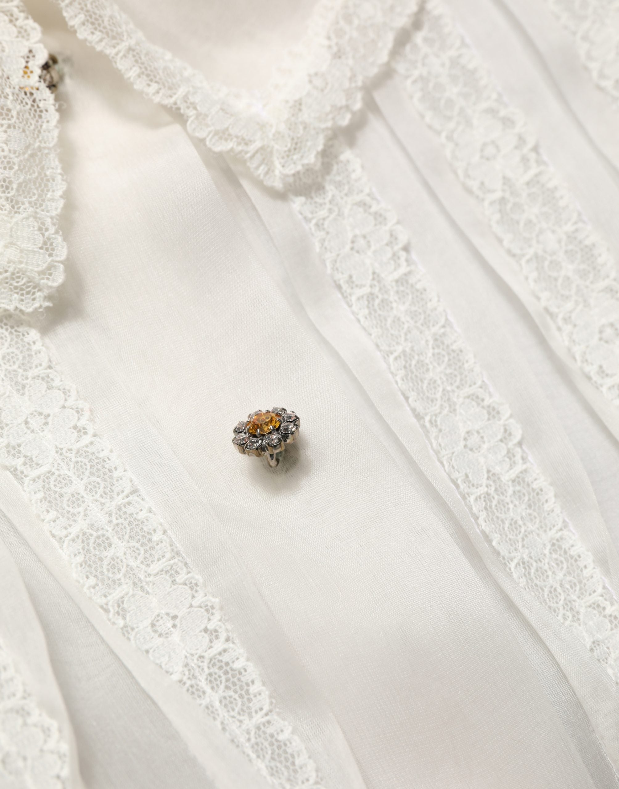 Dolce & Gabbana Weiße Rüschen-Bluse aus transparentem Seiden-Mix mit Knöpfen