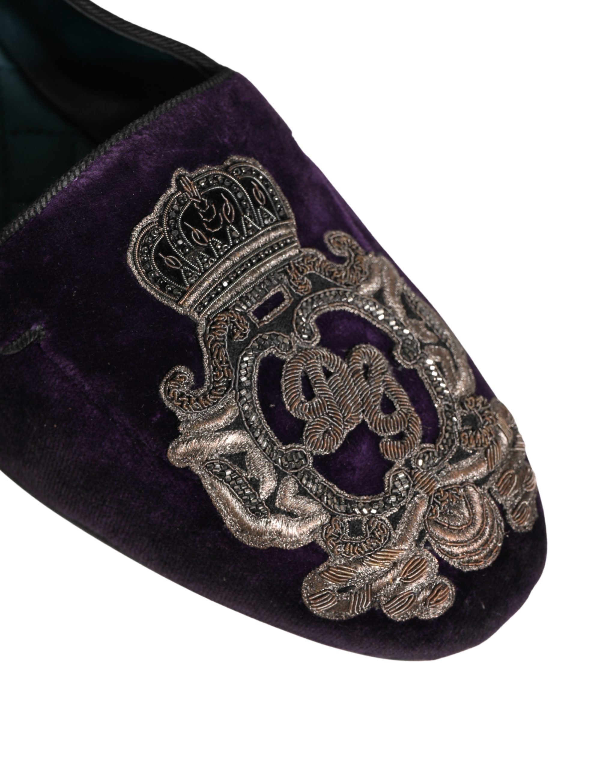 Dolce & Gabbana Lila Samt Loafer mit Kronenstickerei