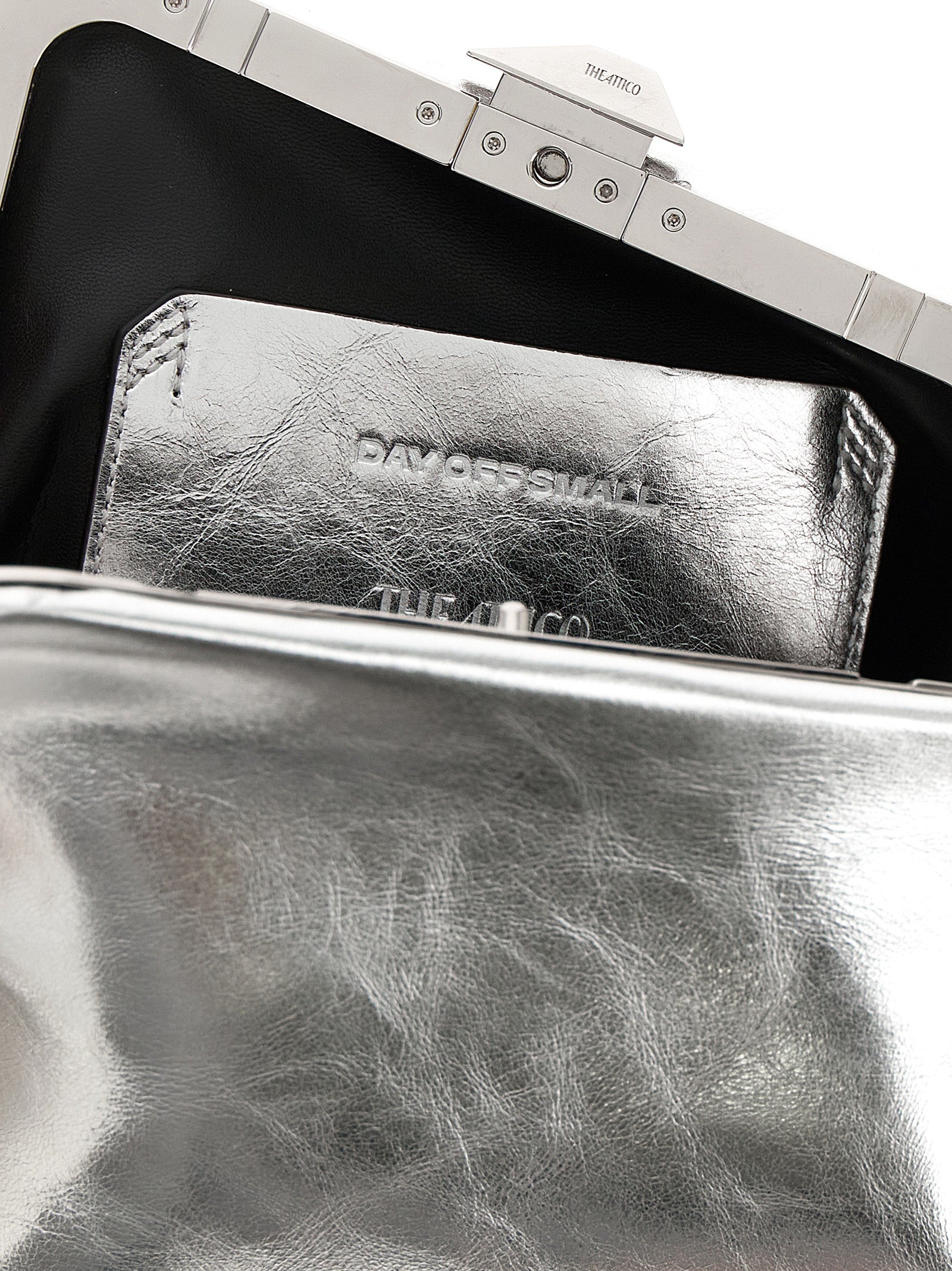 The Attico Clutch aus silbernem Kalbsleder
