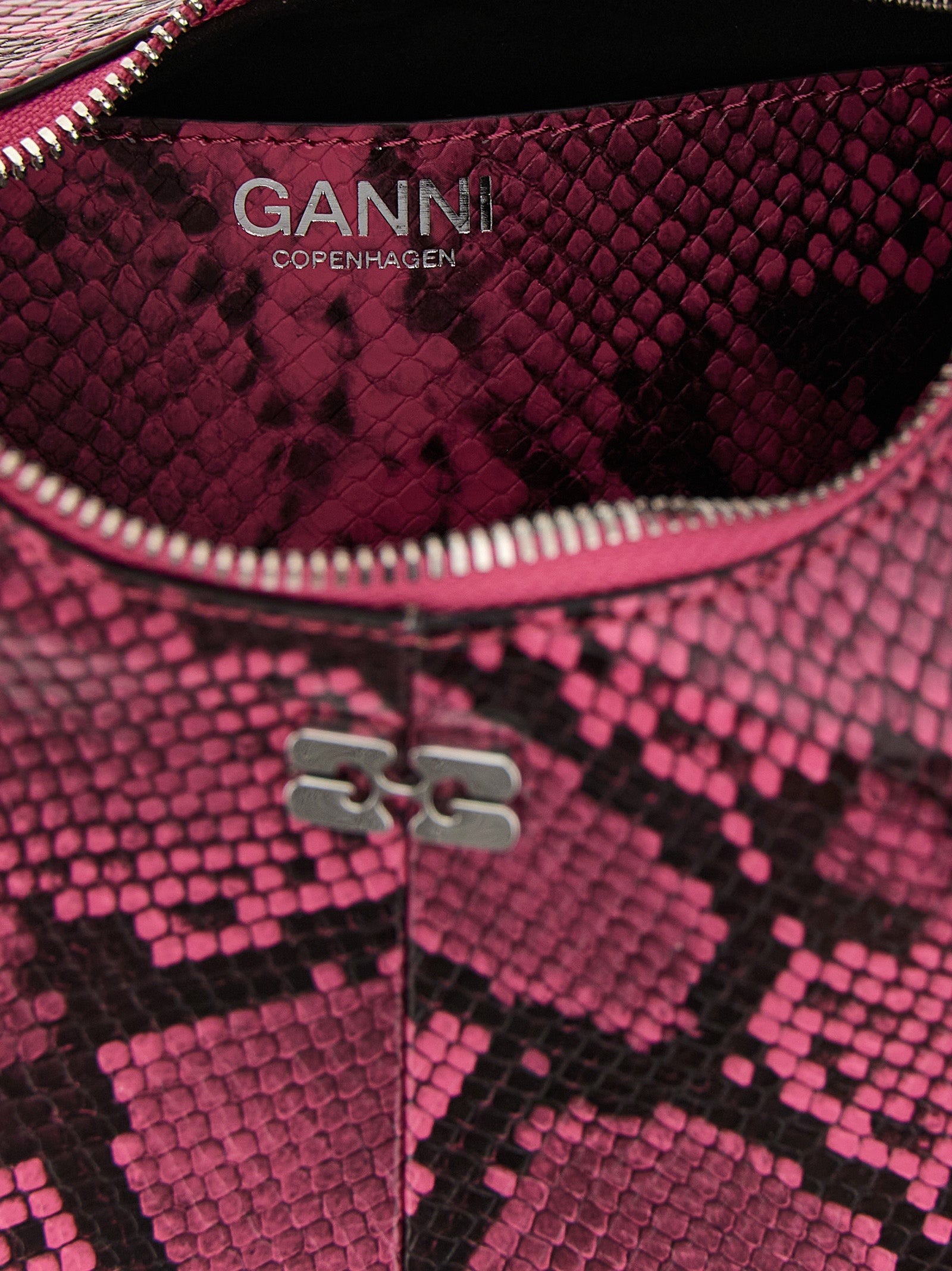 Ganni Handtasche aus recyceltem Polyester in Fuchsia