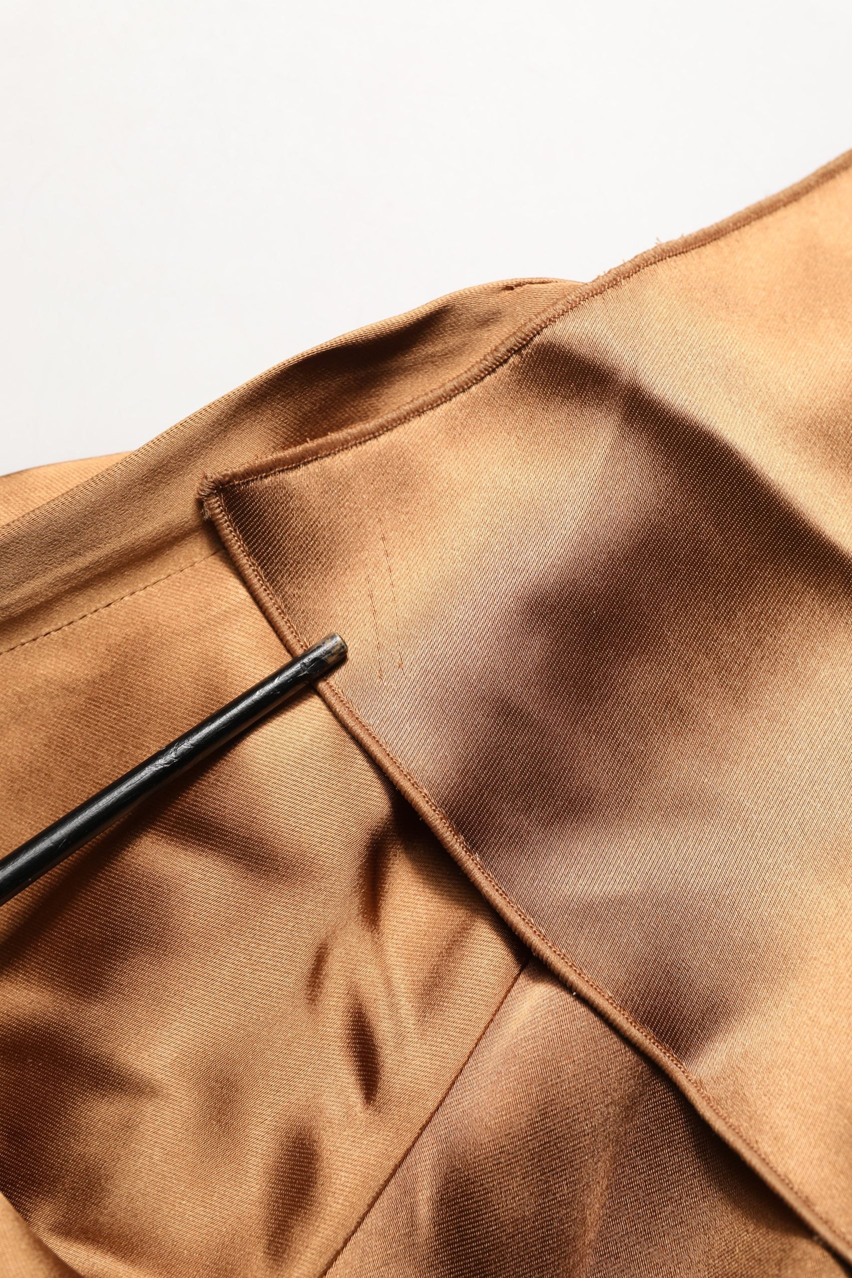 Emporio Armani Braunes Wickelkleid aus Satin und Acetat, Etui-Silhouette, Mini-Länge, mit Gürtel