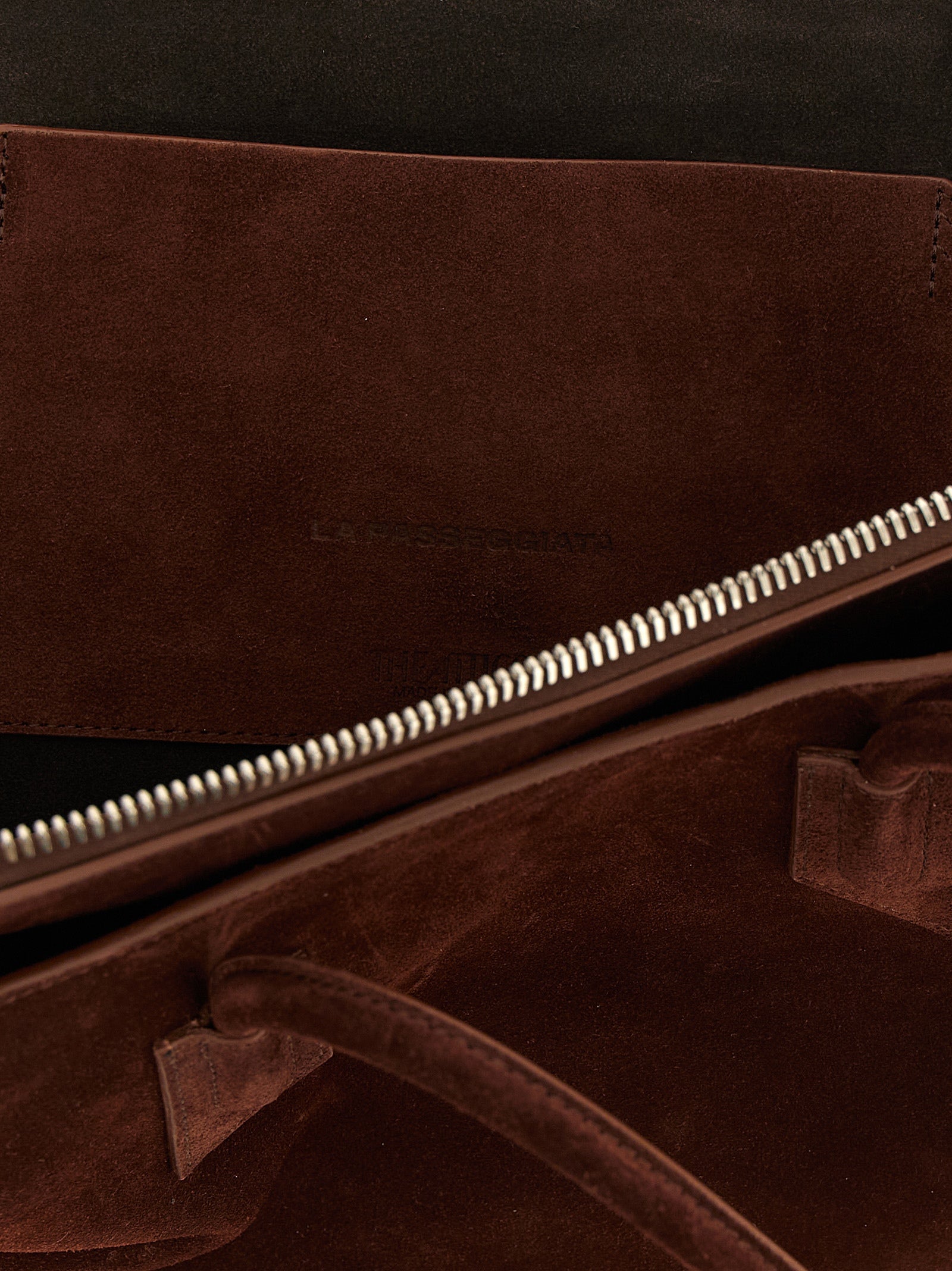 The Attico Schultertasche aus braunem Kalbsleder