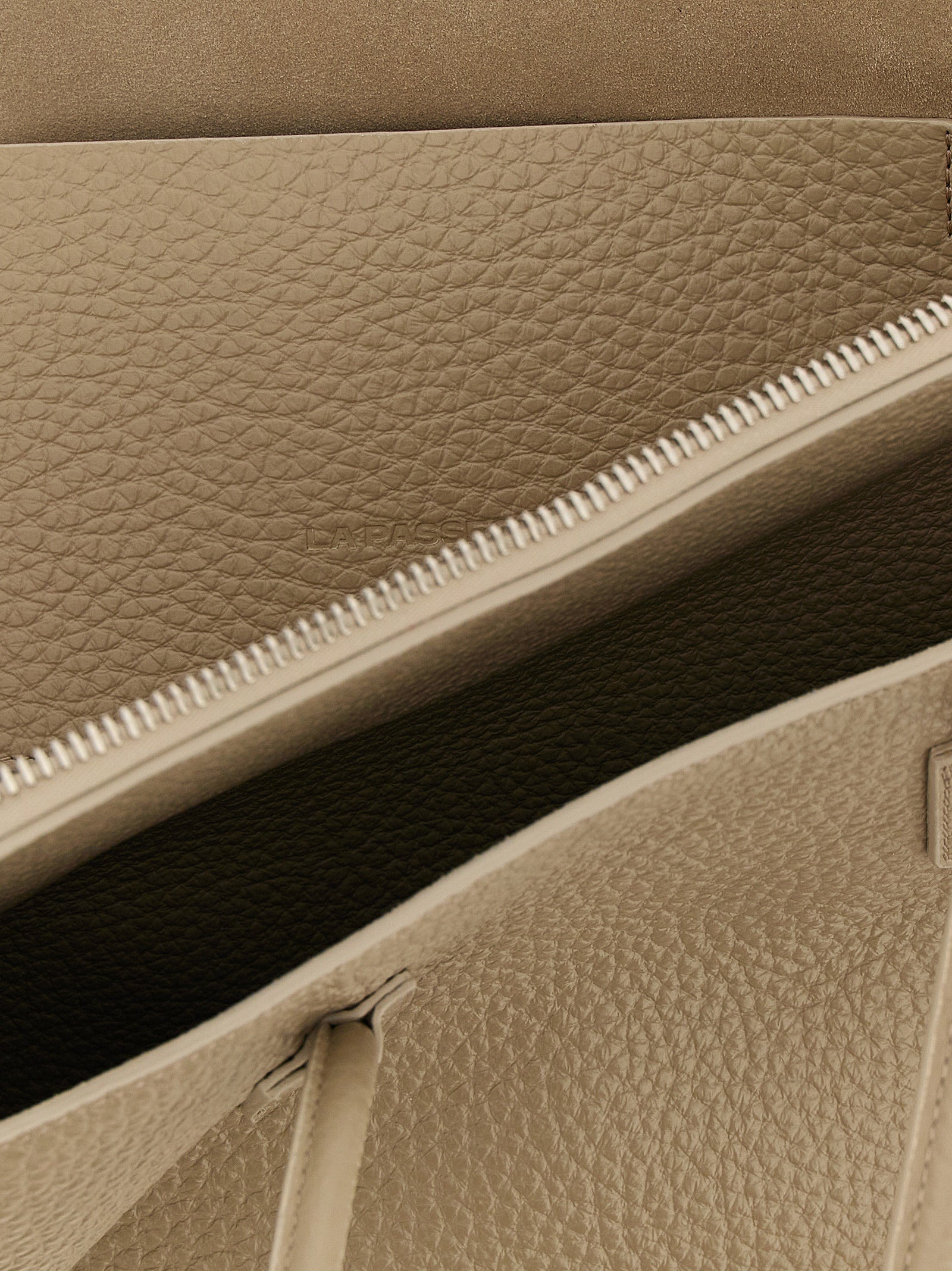 The Attico Beige Kalbsleder Schultertasche