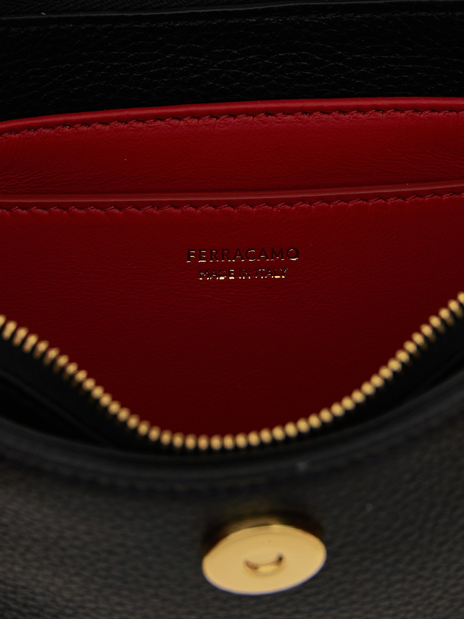 Ferragamo Schwarze Kalbsleder-Schultertasche