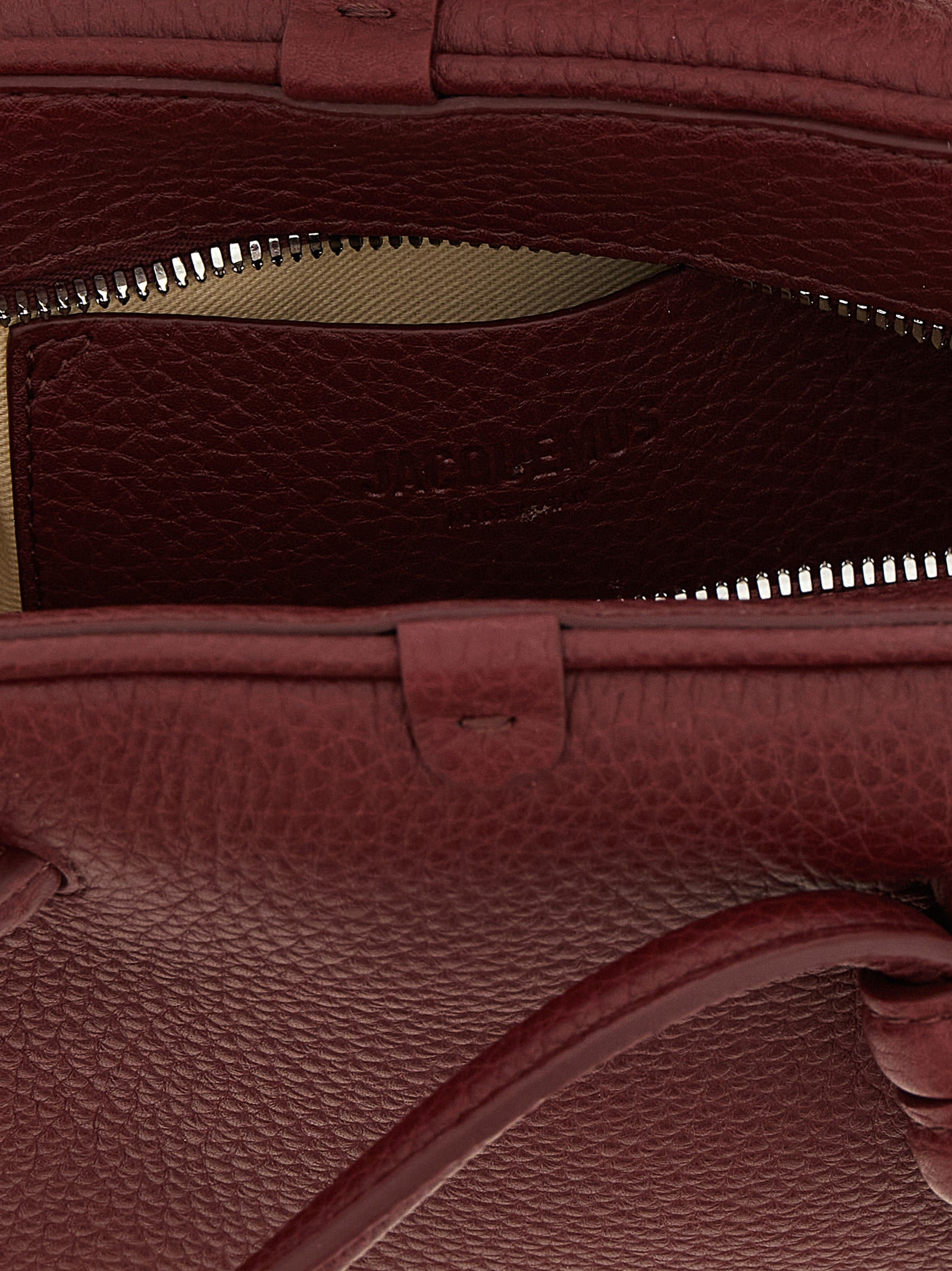 Jacquemus Handtasche aus bordeauxrotem Kalbsleder