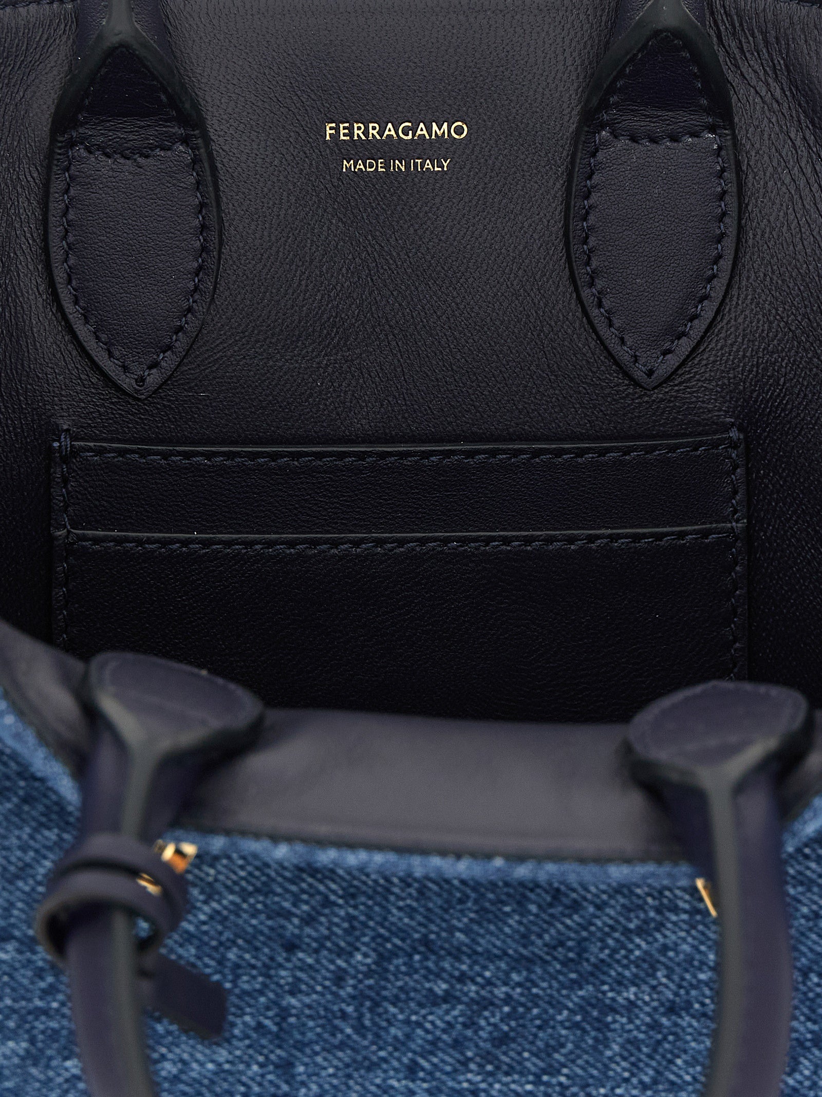 Ferragamo Blaue Stoffhandtasche