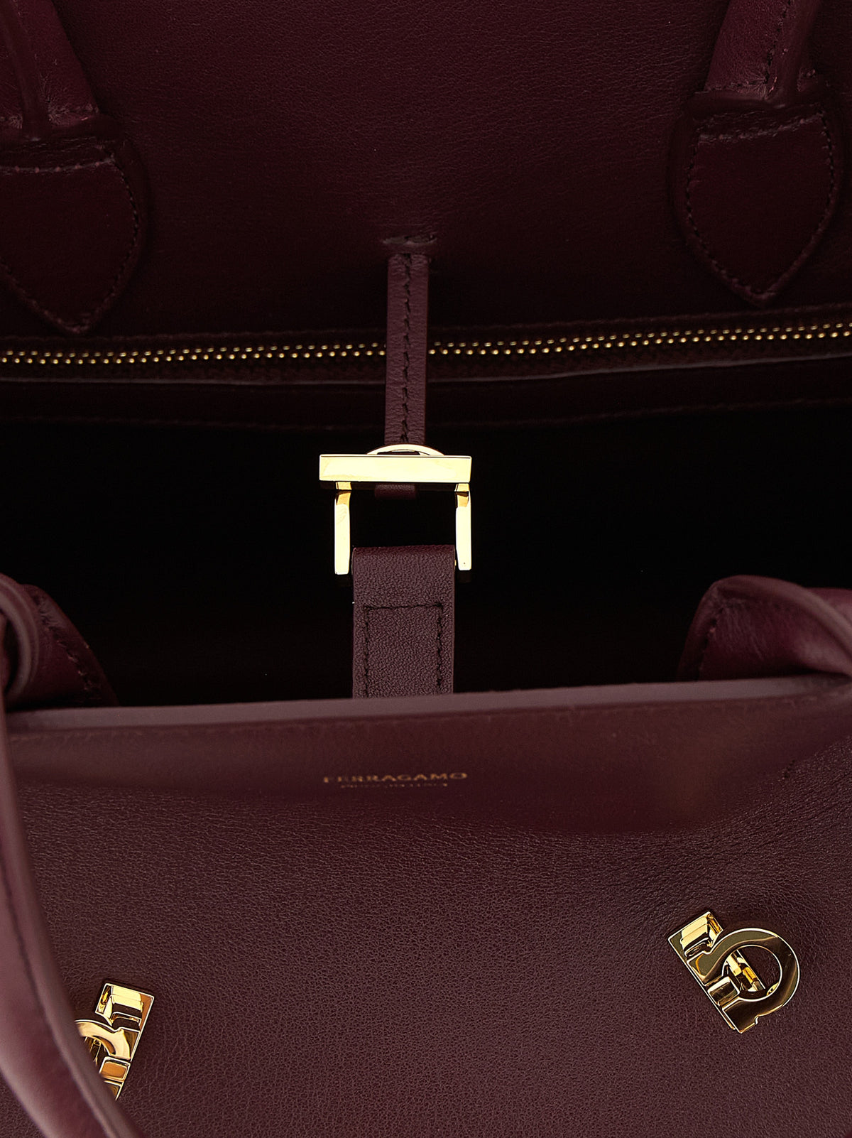 Ferragamo Handtasche aus bordeauxrotem Kalbsleder