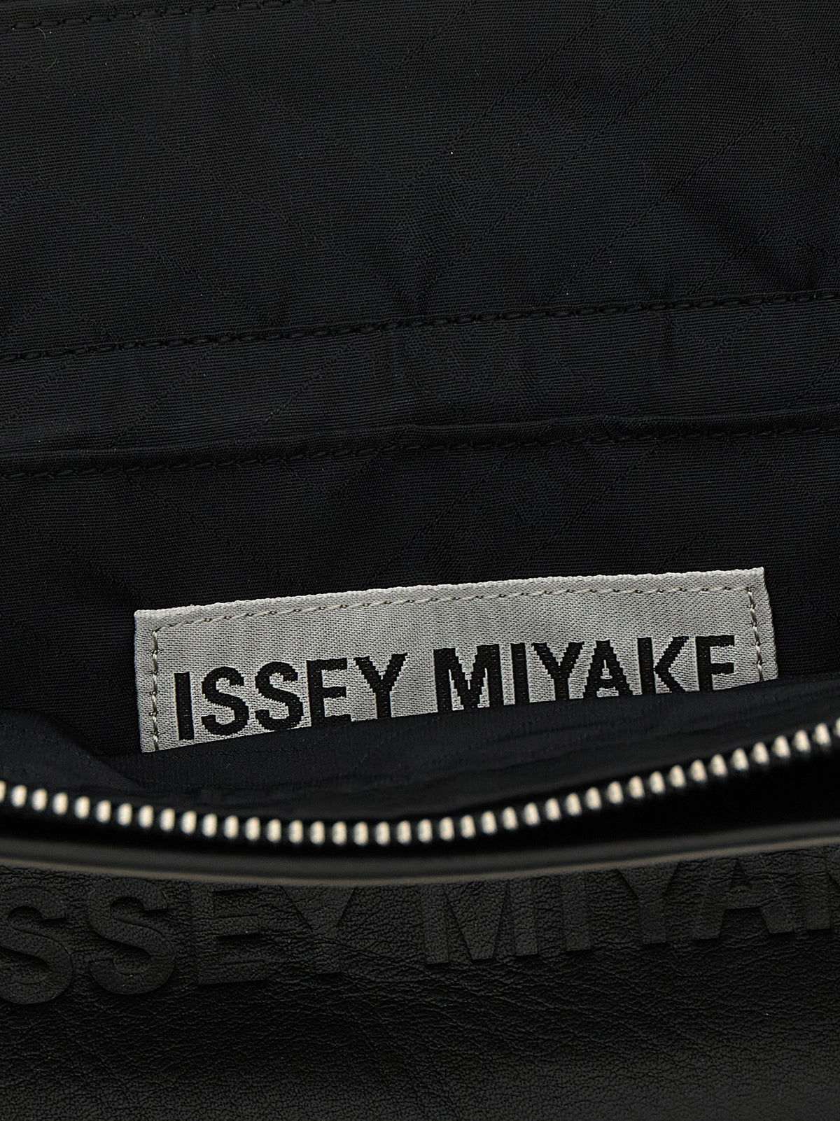 Issey Miyake Schwarze Schultertasche aus Polyester