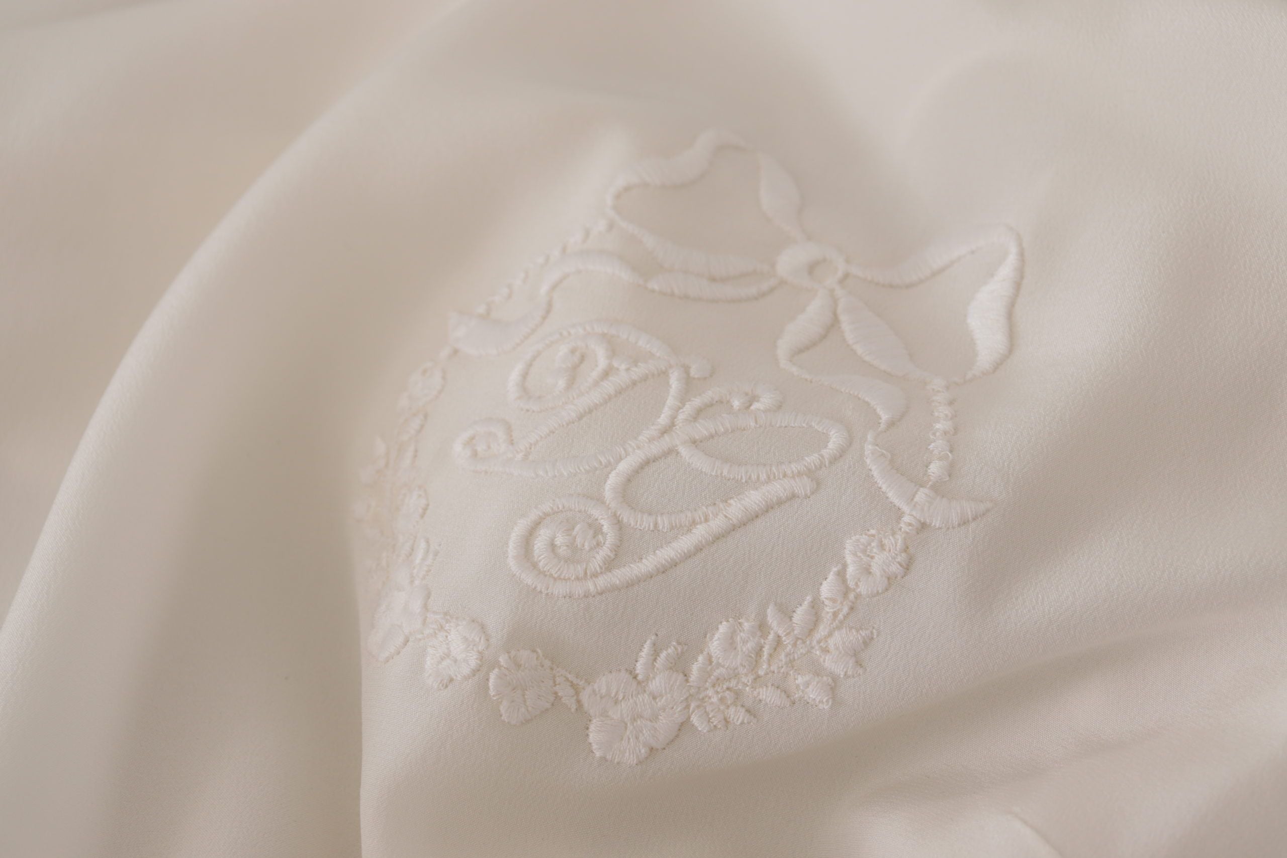 Dolce & Gabbana Weiße Seidenbluse mit DG-Logo-Stickerei und langen Ärmeln