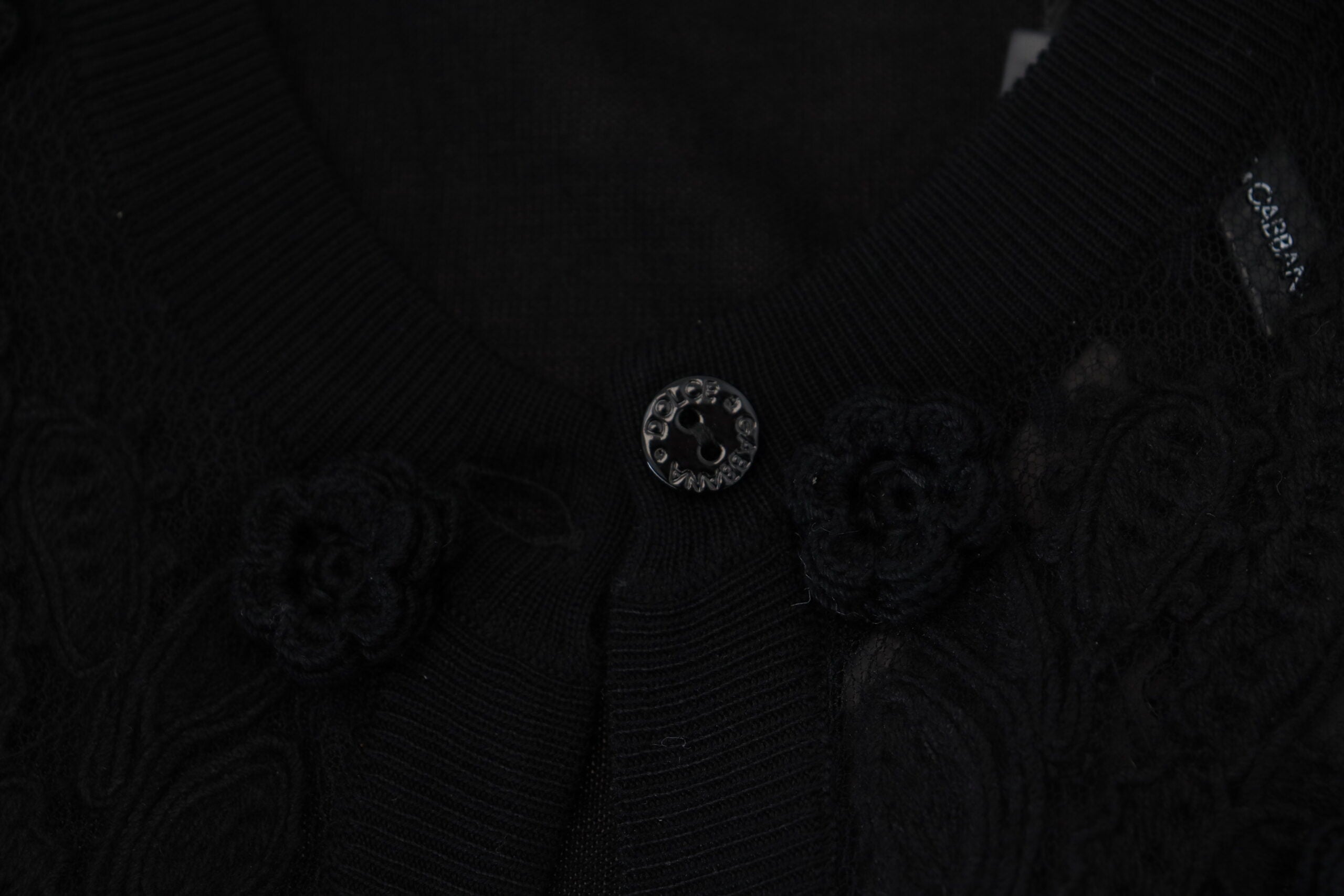 Dolce & Gabbana Schwarzer Strickpullover mit floraler Spitze und Knopfleiste