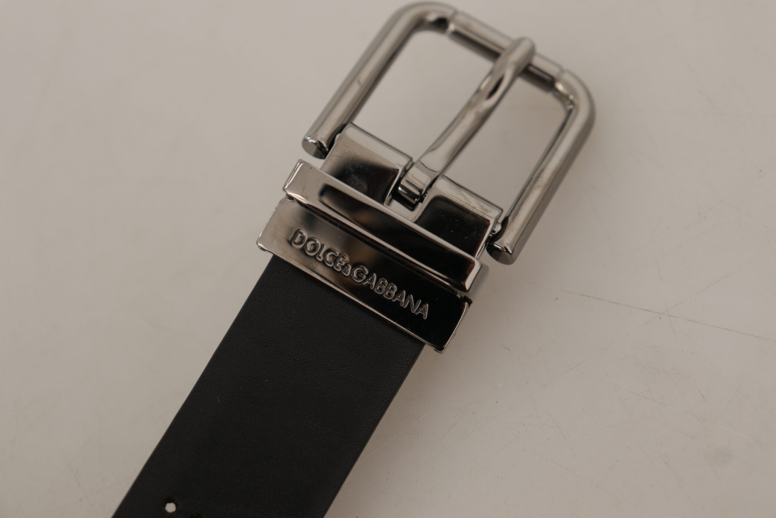 Dolce & Gabbana Schwarzes Kalbsleder Perforierte Metallschnalle Gürtel