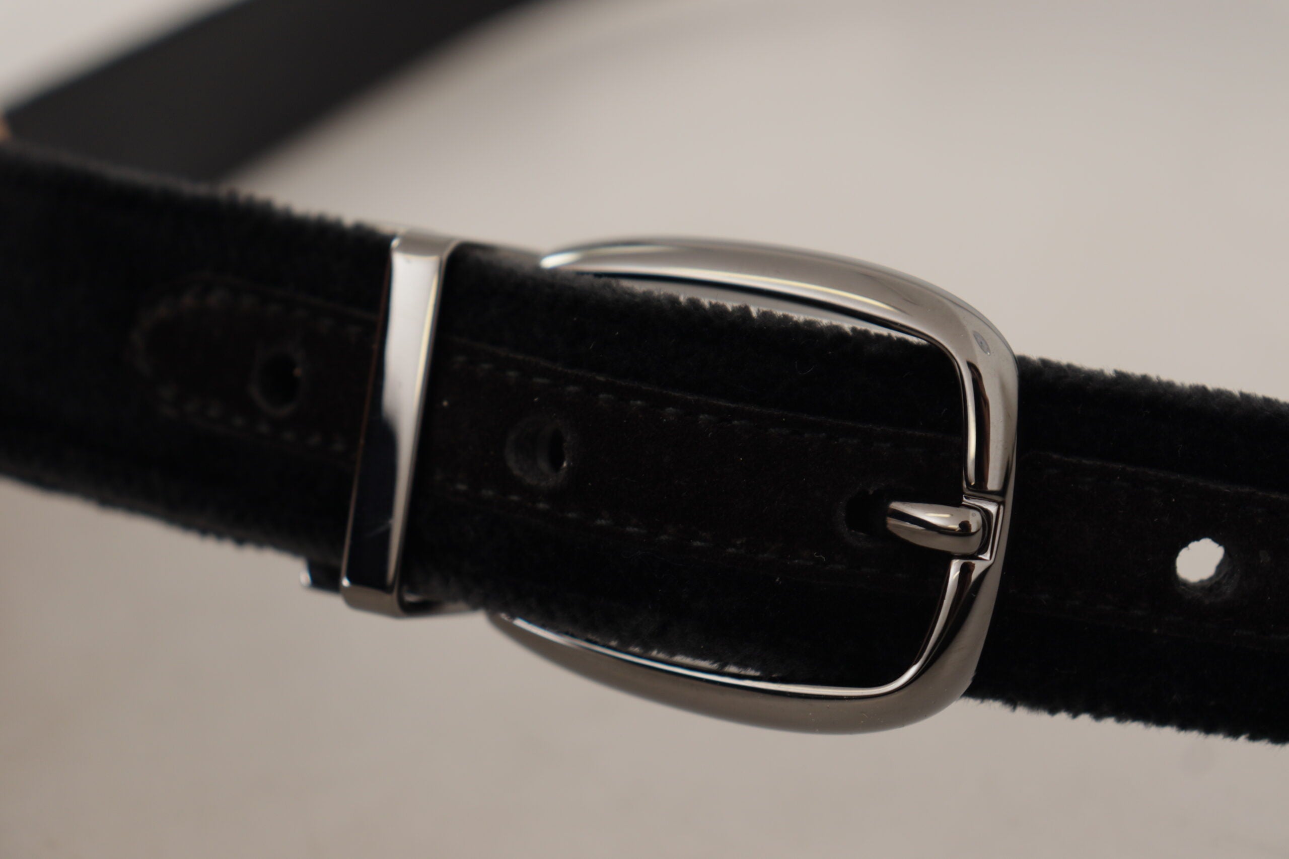 Dolce & Gabbana Schwarzer Samtgürtel mit Logo-Gravur aus Metall