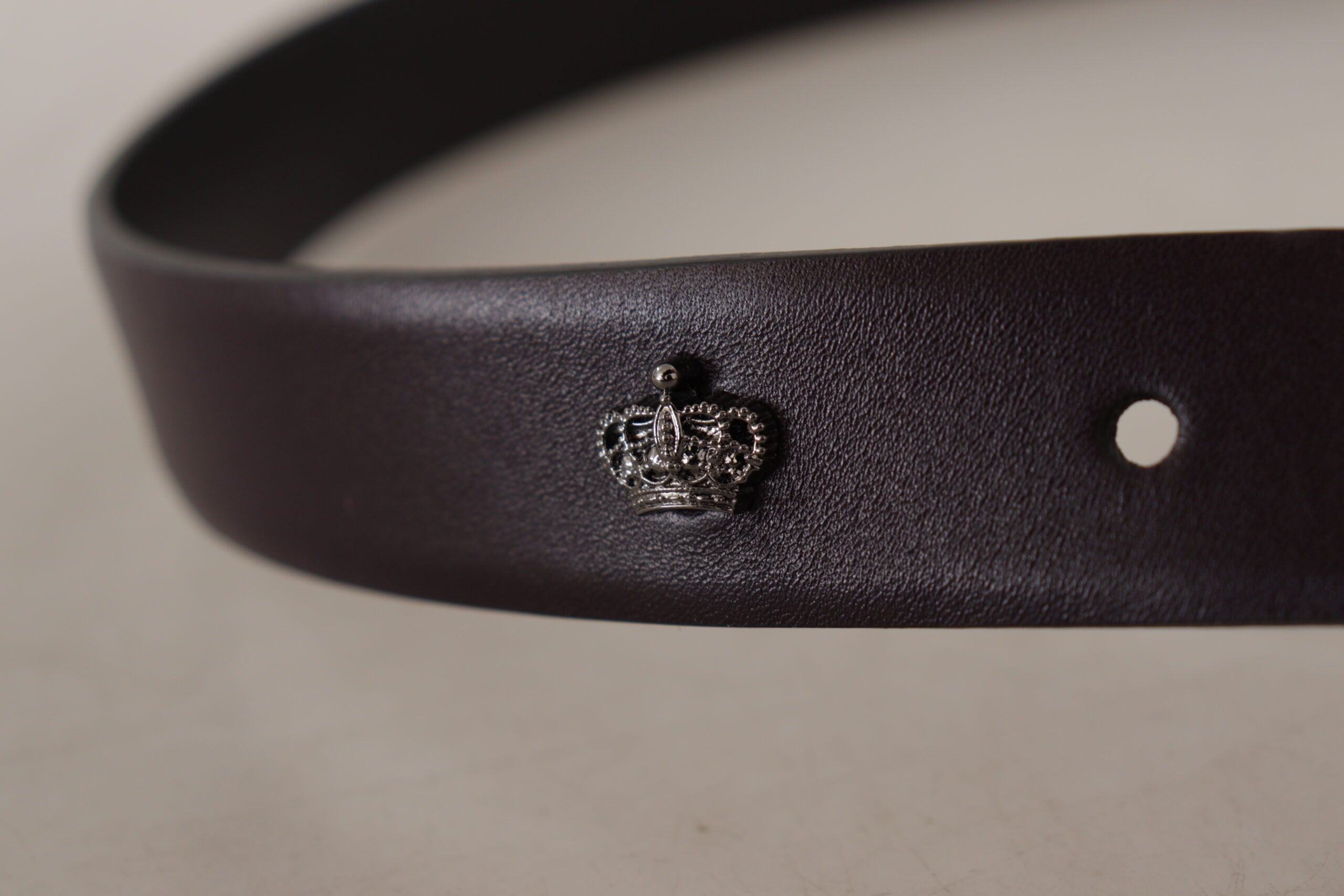Dolce & Gabbana Dunkellila Leder Box Borchia Metallschnalle Gürtel